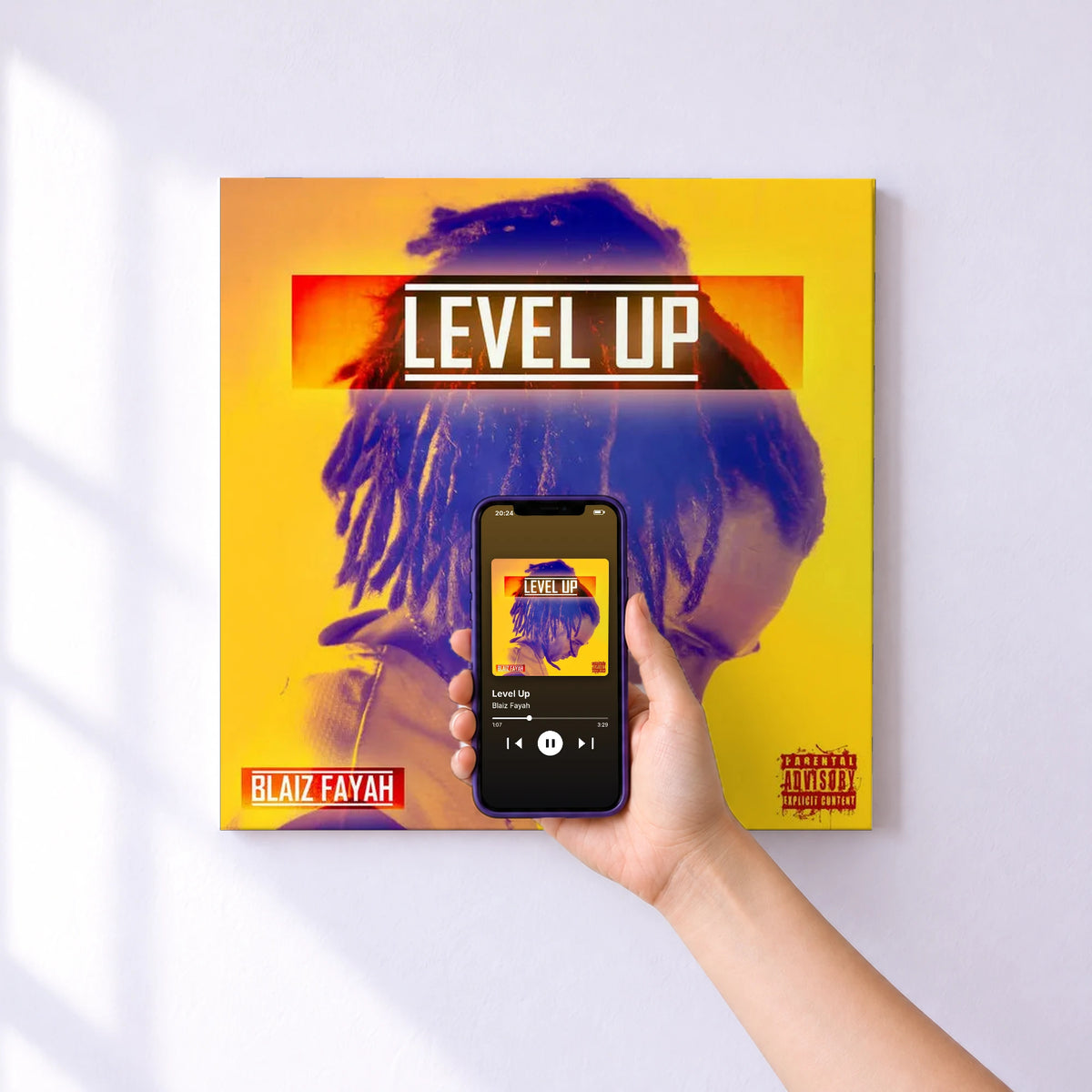 Affiche connectée Level Up de Blaiz Fayah au mur : l'album se lance en approchant le téléphone