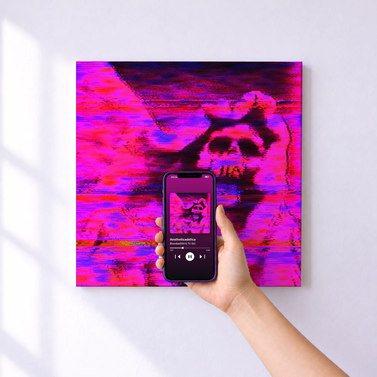 Affiche connectée Aestheticadelica de Bloodbath64 & TV Girl au mur : l'album se lance en approchant le téléphone
