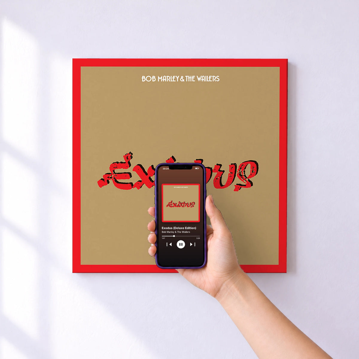 Affiche connectée Exodus (Deluxe Edition) de Bob Marley & The Wailers au mur : l'album se lance en approchant le téléphone