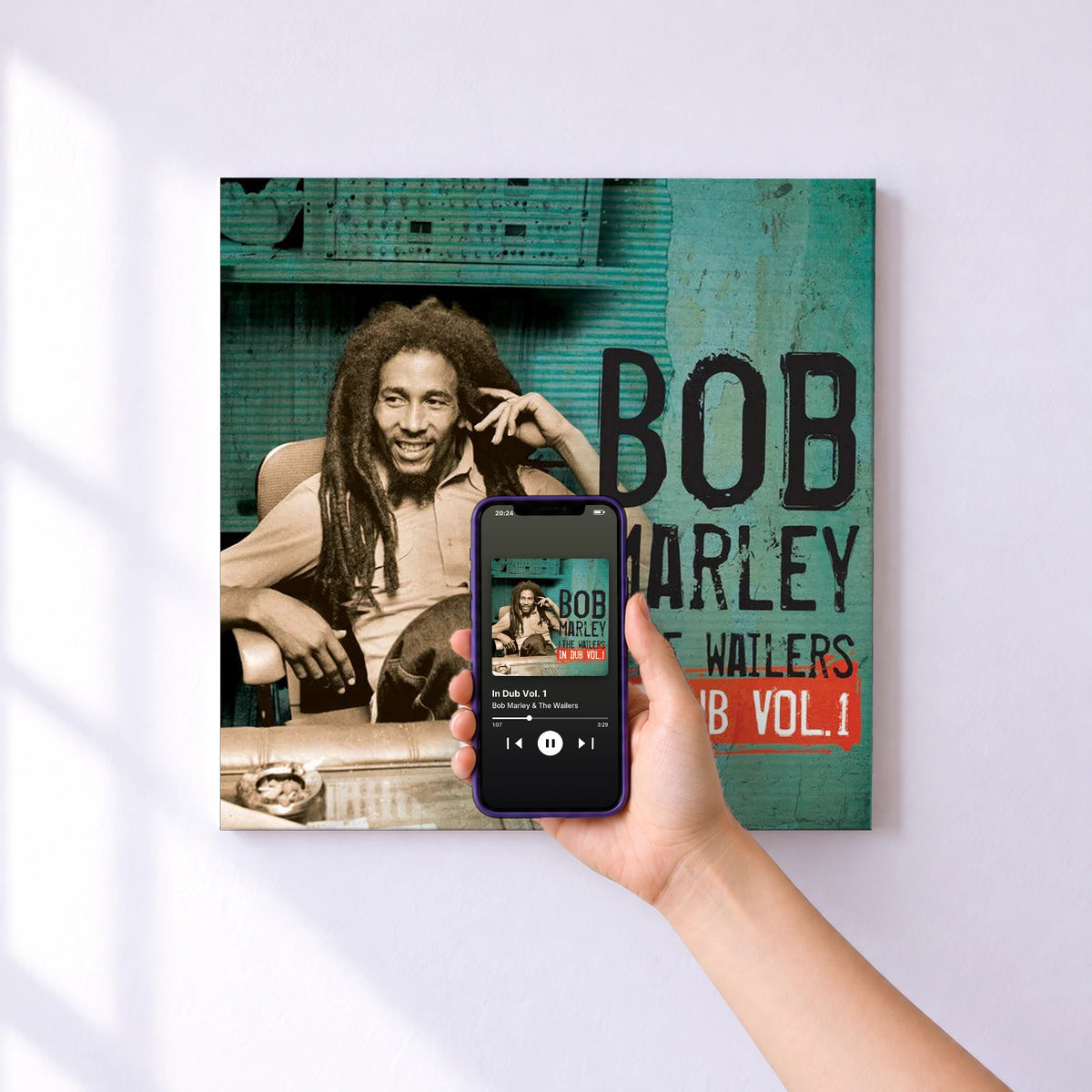Affiche connectée In Dub Vol. 1 de Bob Marley & The Wailers au mur : l'album se lance en approchant le téléphone