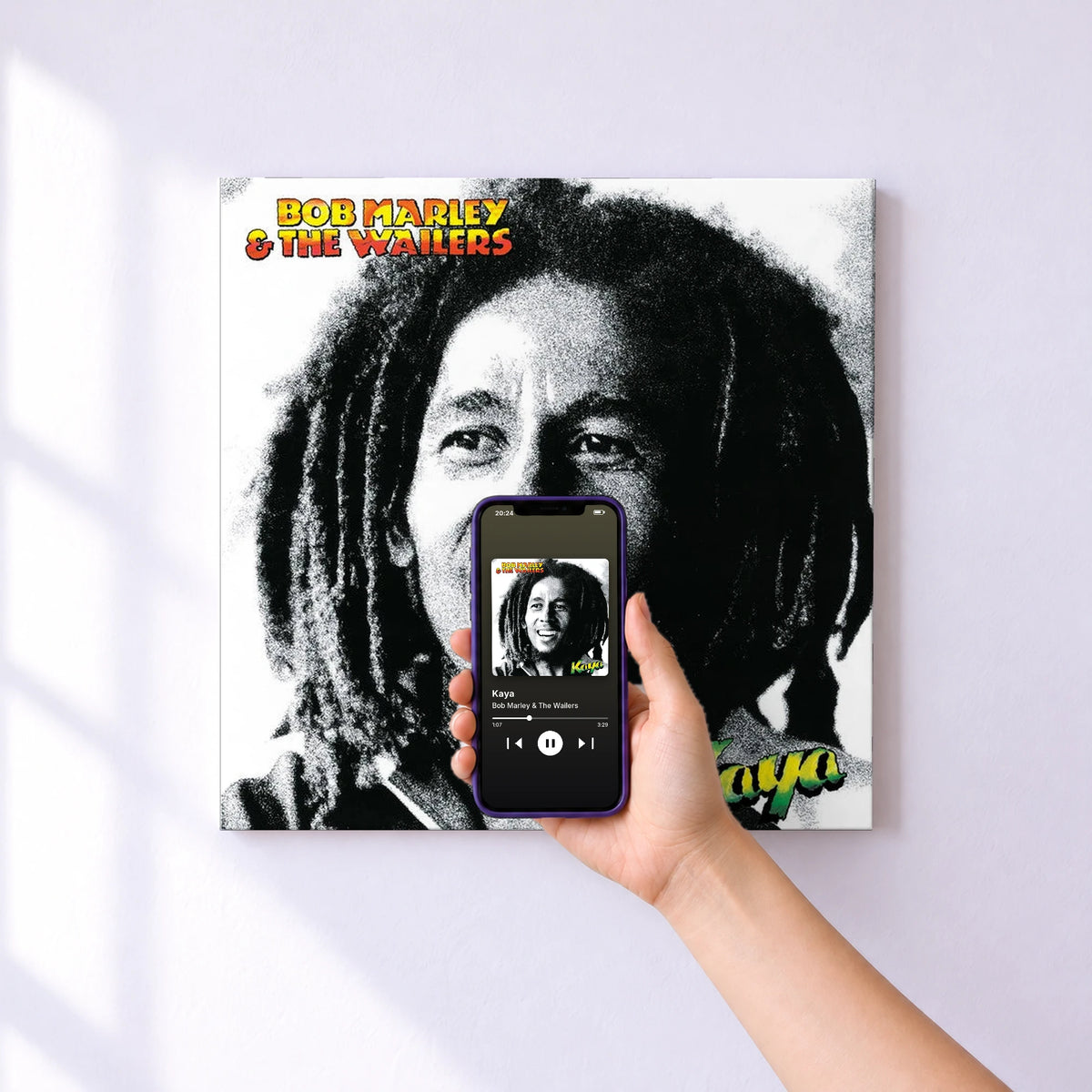 Affiche connectée Kaya de Bob Marley & The Wailers au mur : l'album se lance en approchant le téléphone