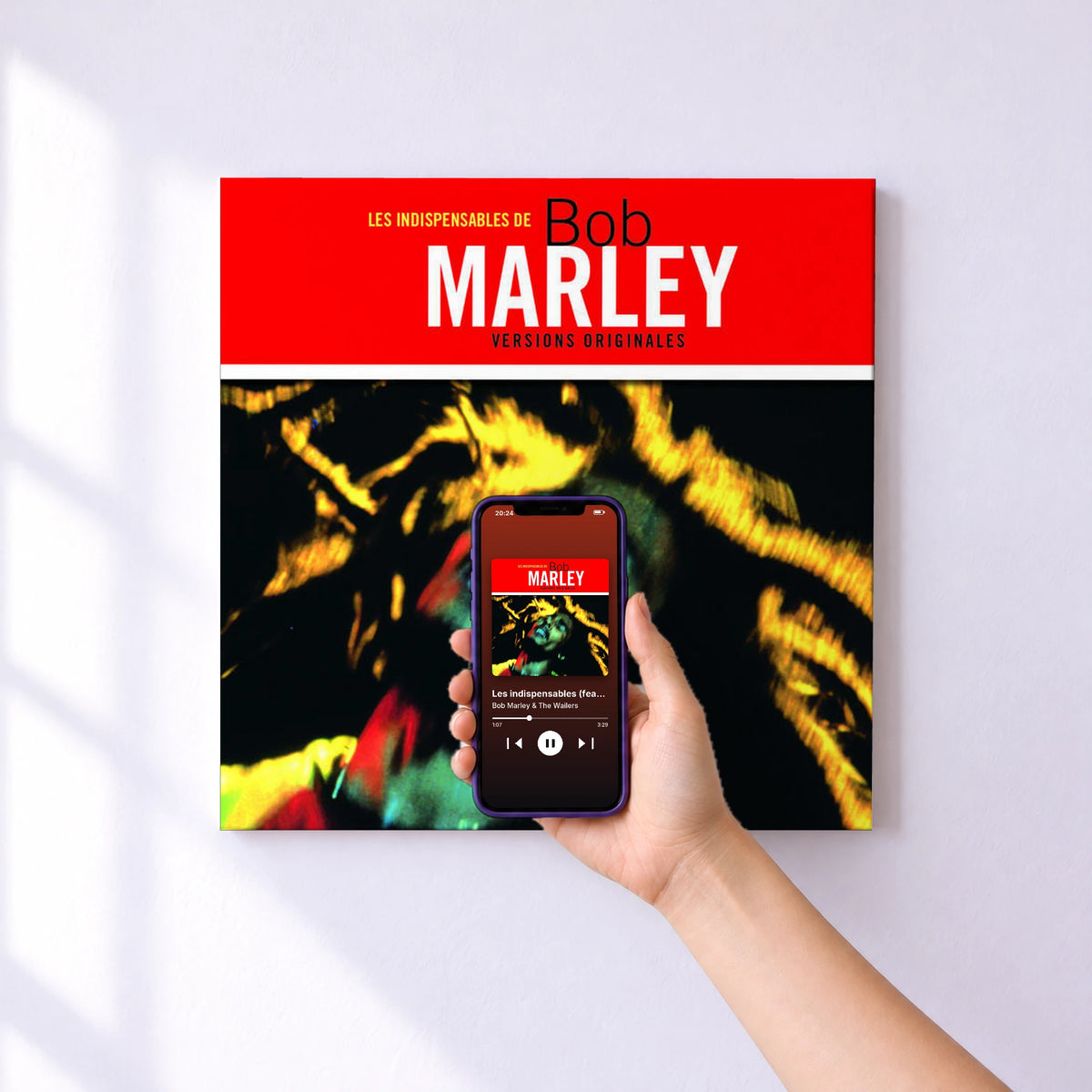 Affiche connectée Les indispensables (feat. Peter Tosh) de Bob Marley & The Wailers au mur : l'album se lance en approchant le téléphone