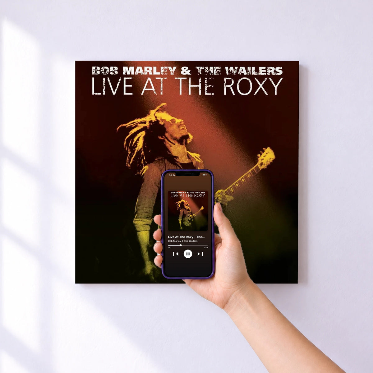 Affiche connectée Live At The Roxy - The Complete Concert de Bob Marley & The Wailers au mur : l'album se lance en approchant le téléphone