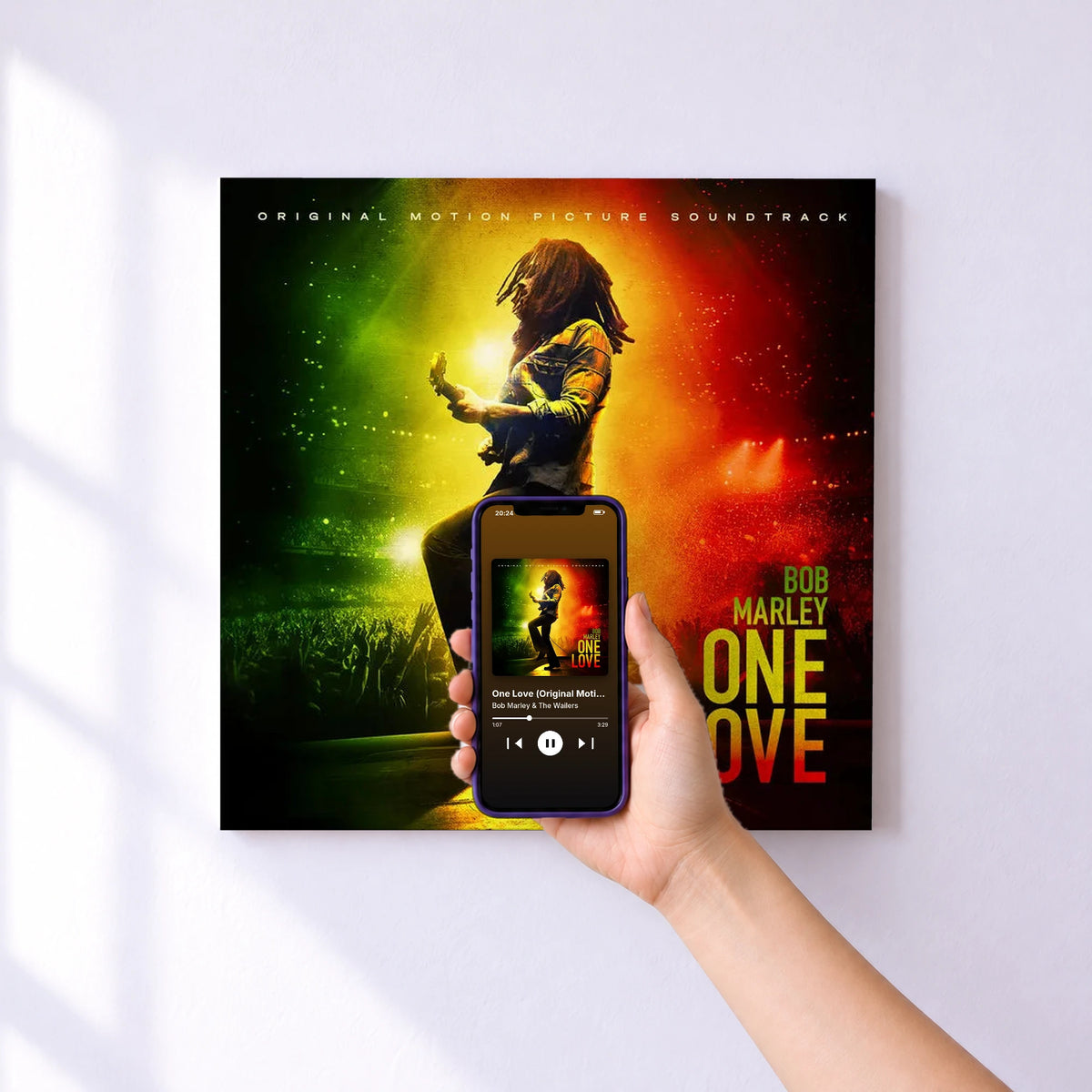 Affiche connectée One Love (Original Motion Picture Soundtrack) de Bob Marley & The Wailers au mur : l'album se lance en approchant le téléphone