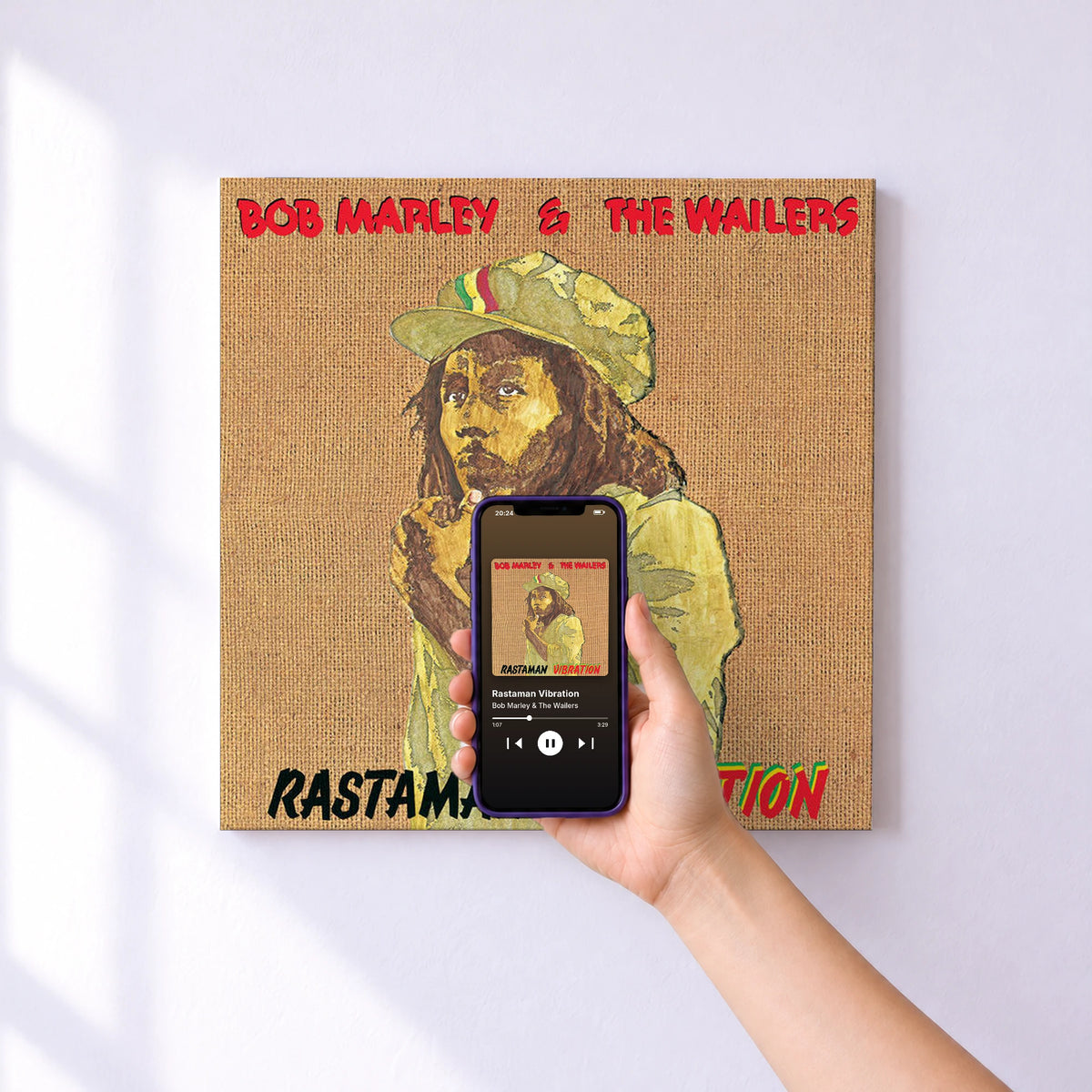 Affiche connectée Rastaman Vibration de Bob Marley & The Wailers au mur : l'album se lance en approchant le téléphone