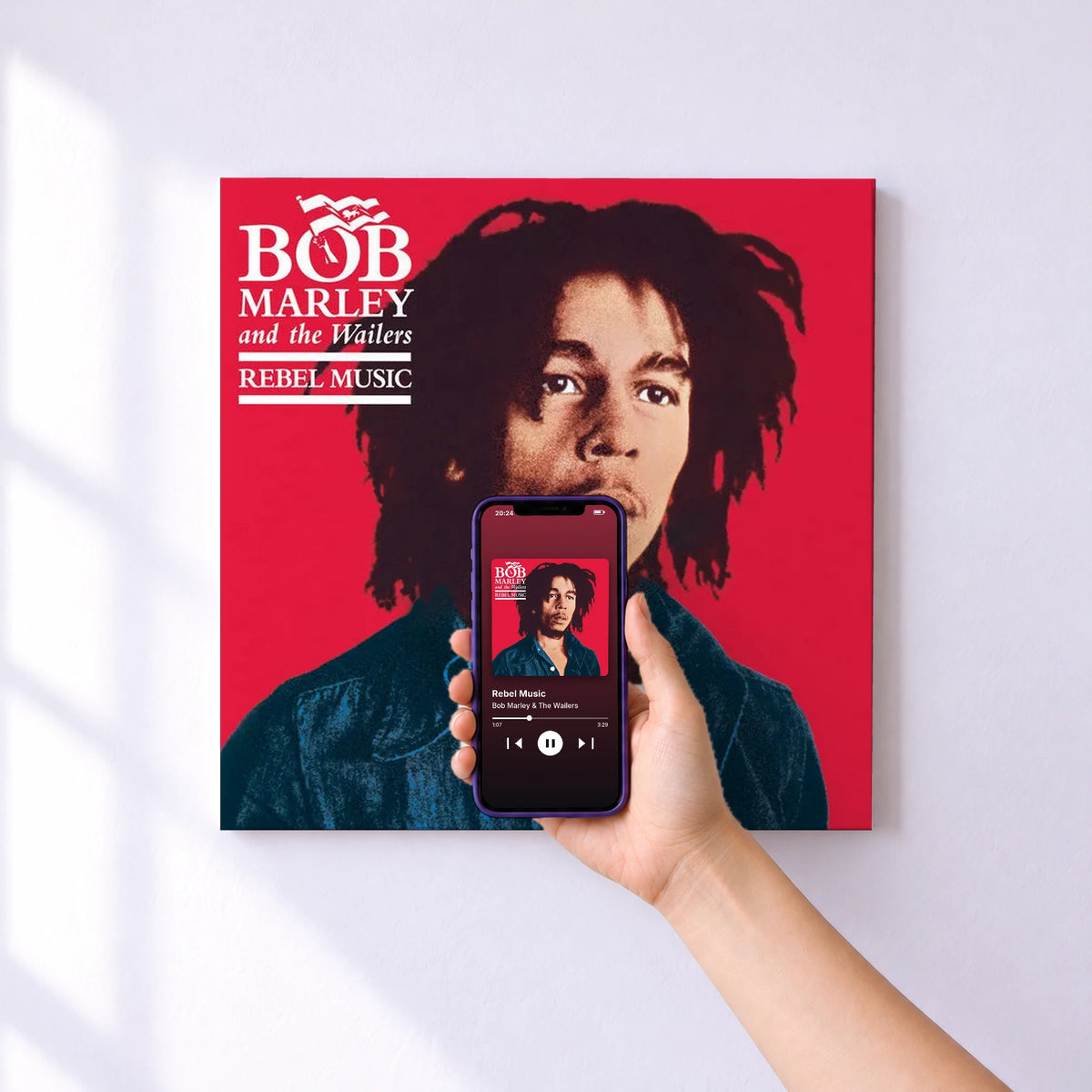 Affiche connectée Rebel Music de Bob Marley & The Wailers au mur : l'album se lance en approchant le téléphone