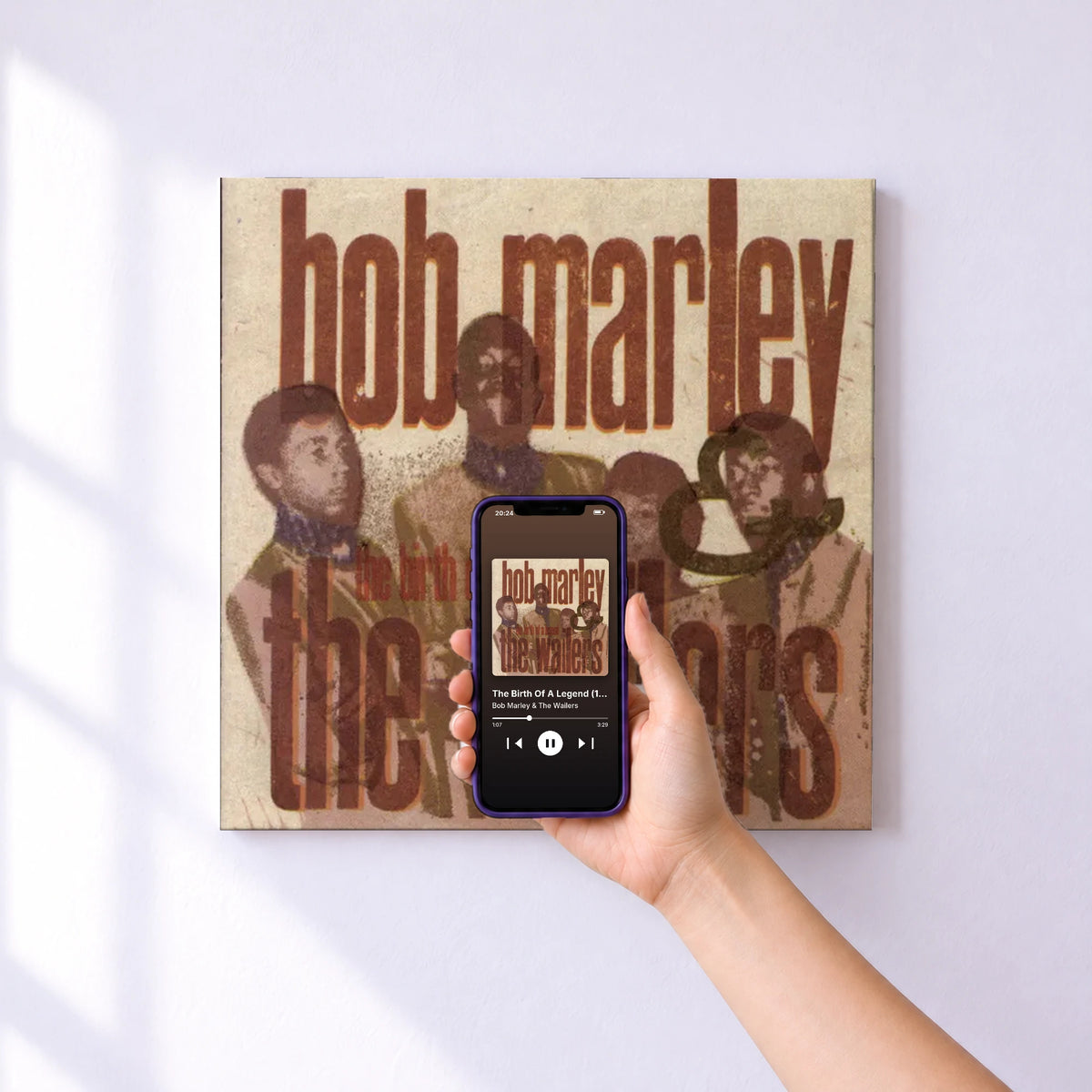 Affiche connectée The Birth Of A Legend (1963-66) de Bob Marley & The Wailers au mur : l'album se lance en approchant le téléphone