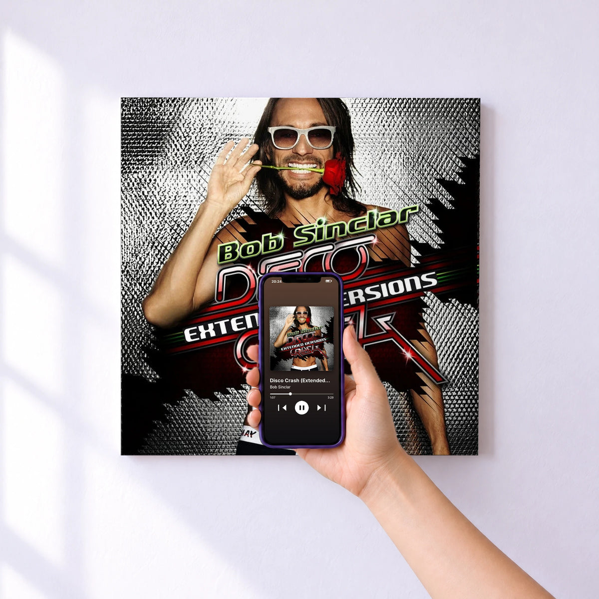Affiche connectée Disco Crash (Extended Versions) de Bob Sinclar au mur : l'album se lance en approchant le téléphone