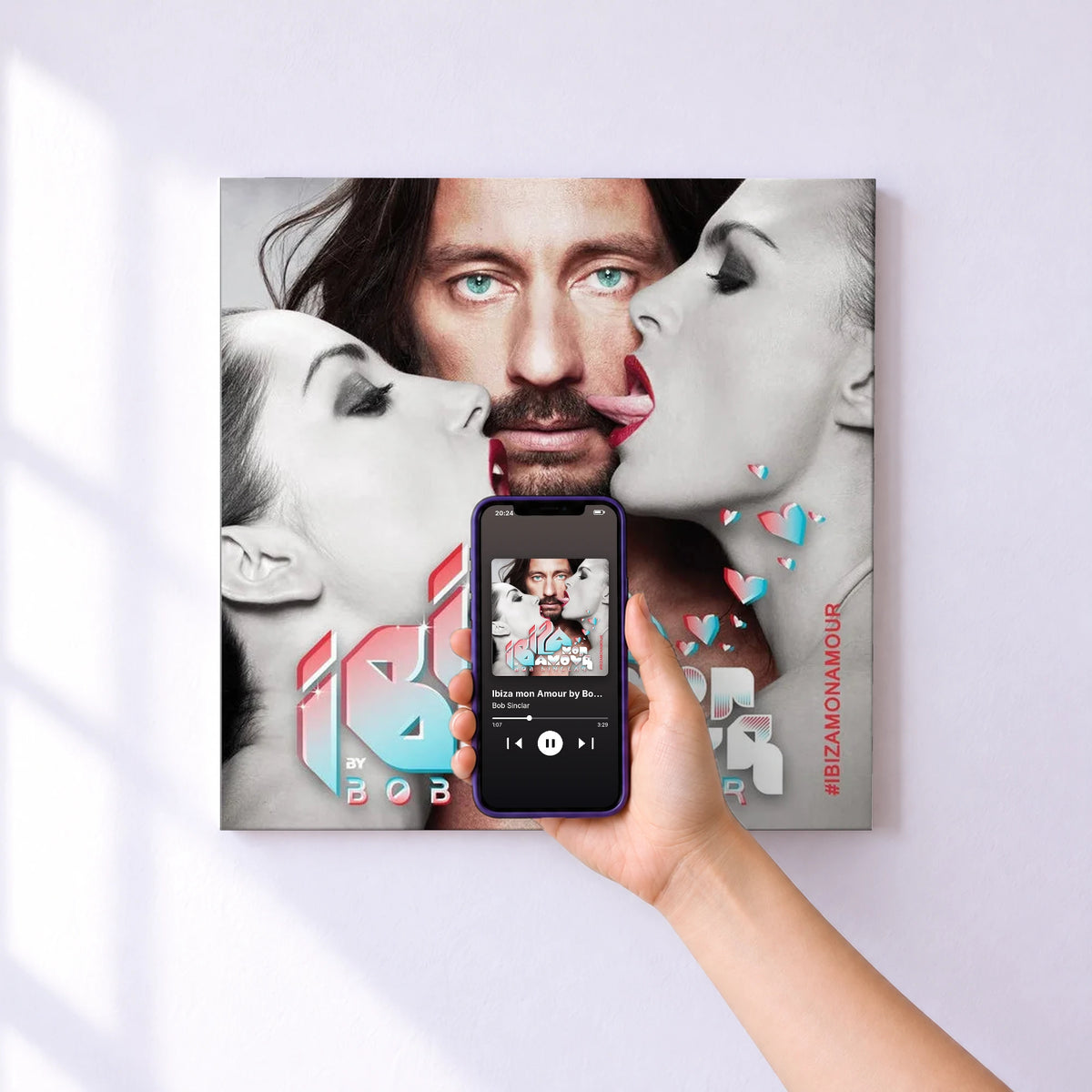 Affiche connectée Ibiza mon Amour by Bob Sinclar de Bob Sinclar au mur : l'album se lance en approchant le téléphone