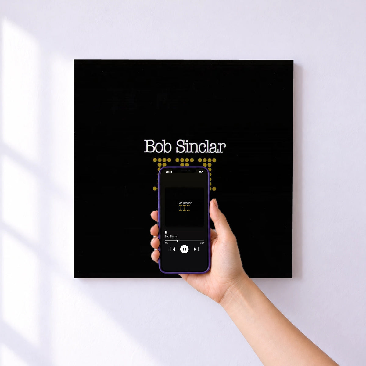 Affiche connectée III de Bob Sinclar au mur : l'album se lance en approchant le téléphone