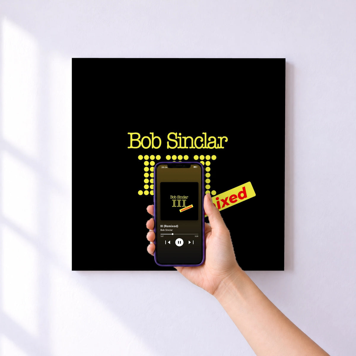 Affiche connectée III (Remixed) de Bob Sinclar au mur : l'album se lance en approchant le téléphone