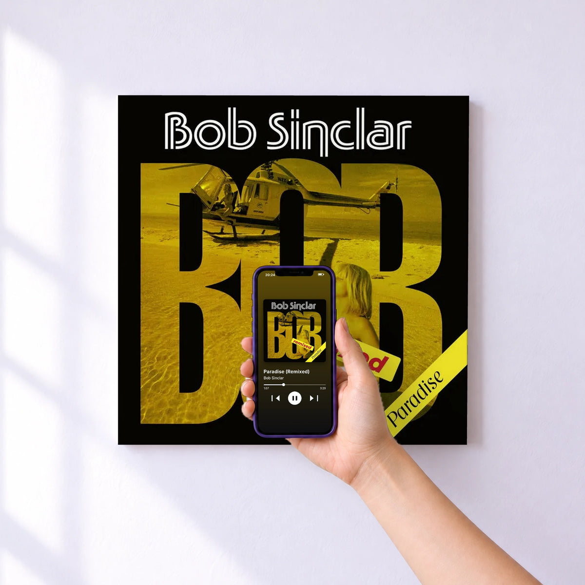 Affiche connectée Paradise (Remixed) de Bob Sinclar au mur : l'album se lance en approchant le téléphone