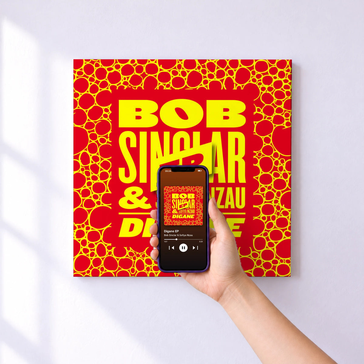Affiche connectée Digane EP de Bob Sinclar & Sofiya Nzau au mur : l'album se lance en approchant le téléphone