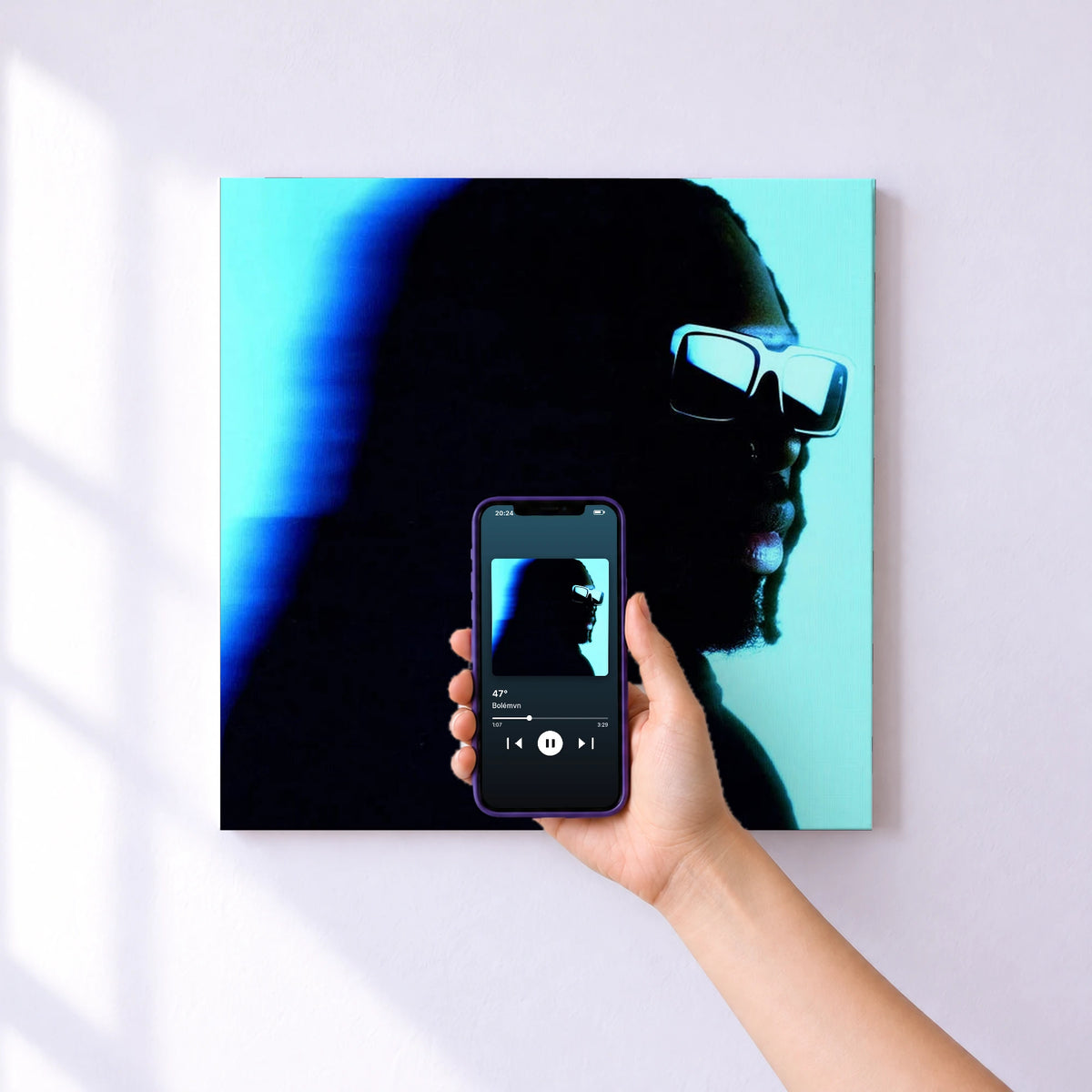 Affiche connectée 47° de Bolémvn au mur : l'album se lance en approchant le téléphone