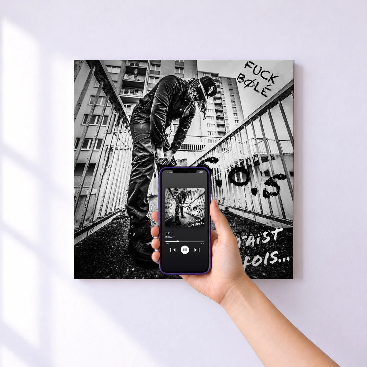 Affiche connectée 5.0.5 de Bolémvn au mur : l'album se lance en approchant le téléphone