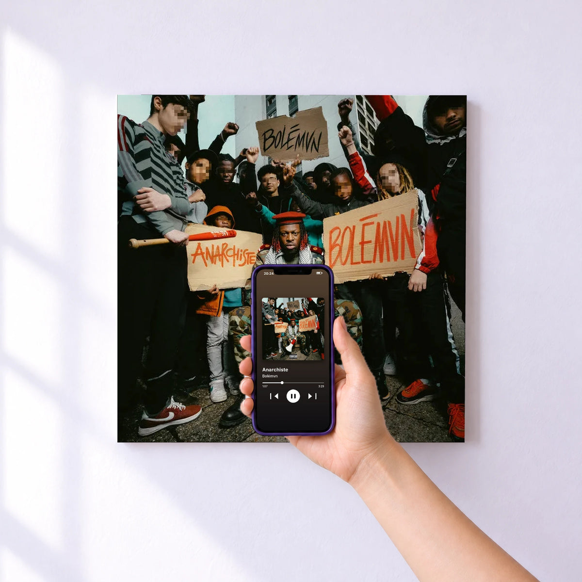 Affiche connectée Anarchiste de Bolémvn au mur : l'album se lance en approchant le téléphone