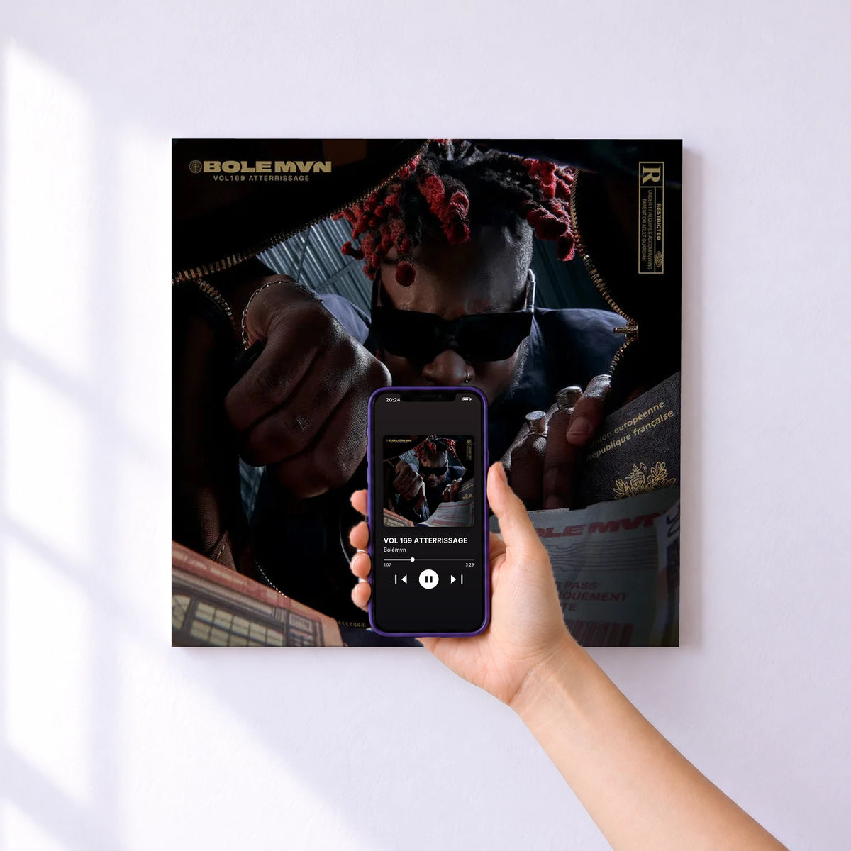 Affiche connectée VOL 169 ATTERRISSAGE de Bolémvn au mur : l'album se lance en approchant le téléphone