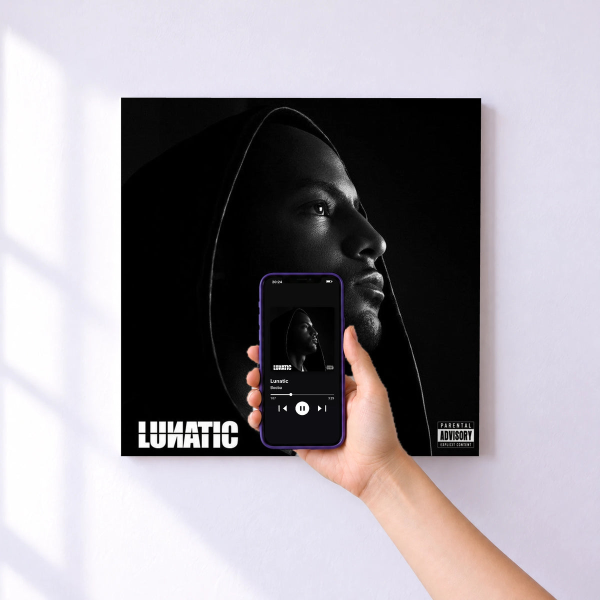 Affiche connectée Lunatic de Booba au mur : l'album se lance en approchant le téléphone