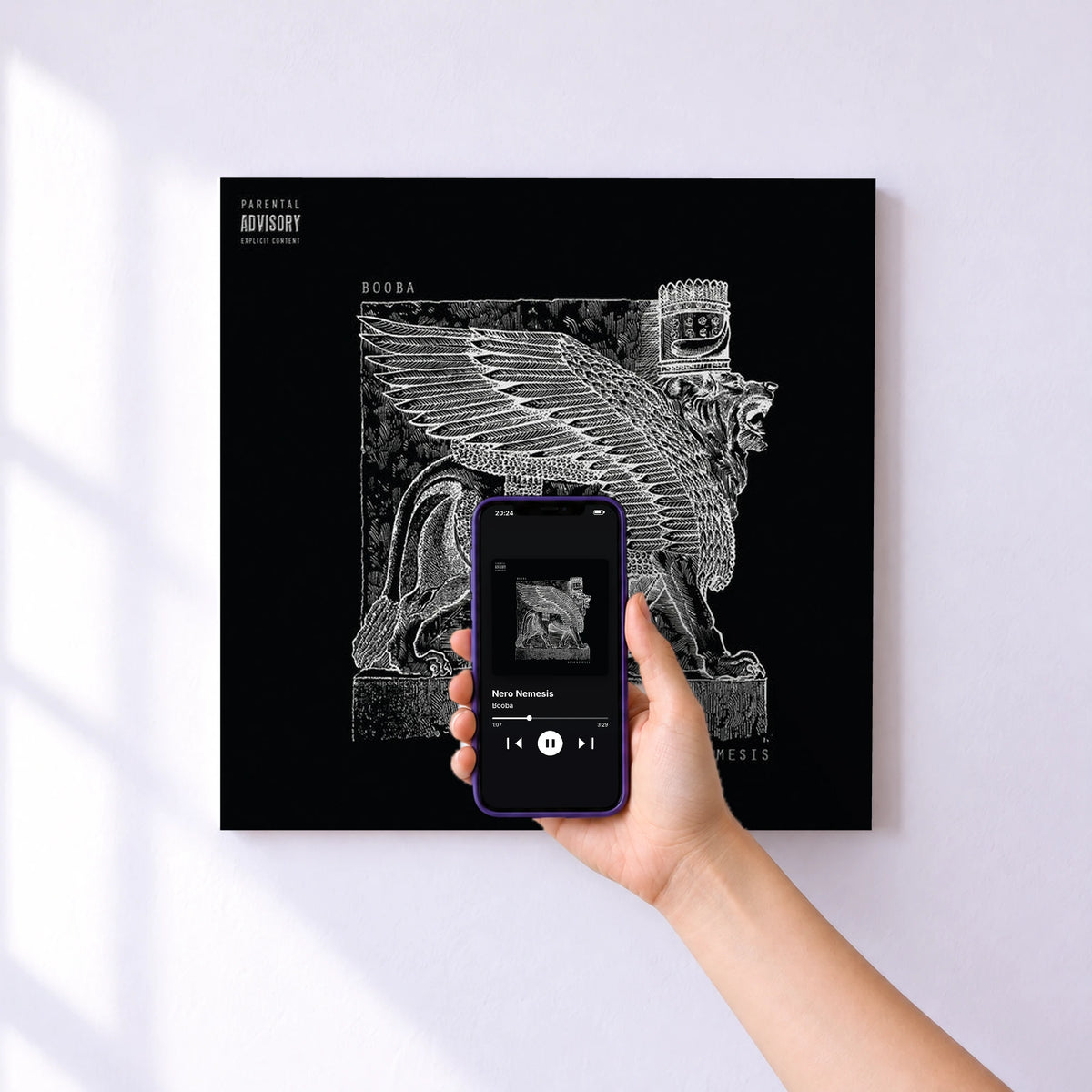 Affiche connectée Nero Nemesis de Booba au mur : l'album se lance en approchant le téléphone