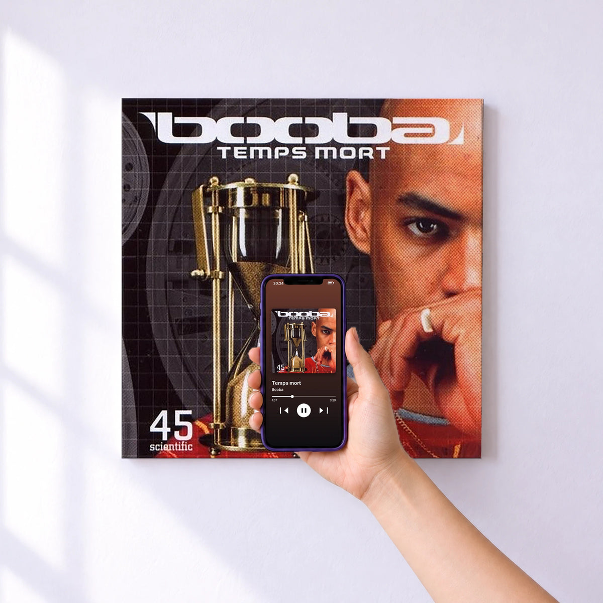 Affiche connectée Temps mort de Booba au mur : l'album se lance en approchant le téléphone