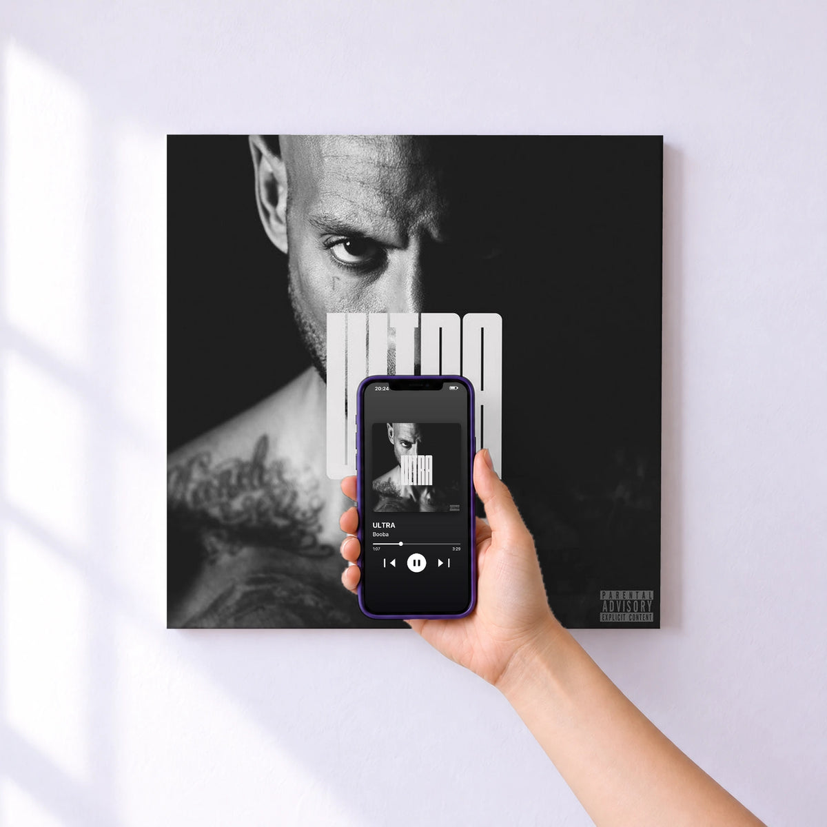 Affiche connectée ULTRA de Booba au mur : l'album se lance en approchant le téléphone