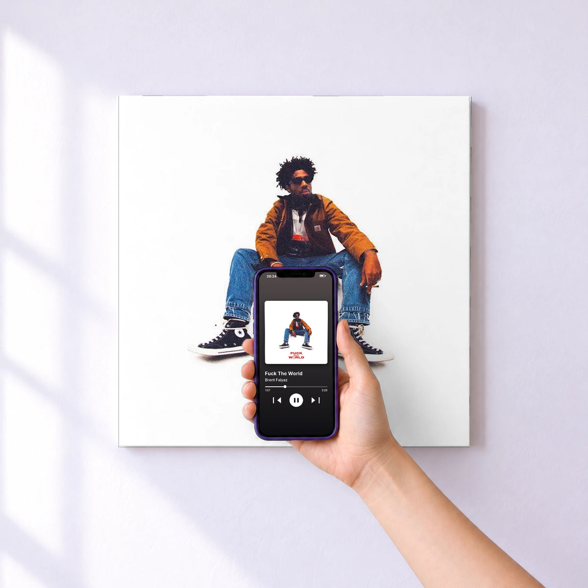 Affiche connectée Fuck The World de Brent Faiyaz au mur : l'album se lance en approchant le téléphone