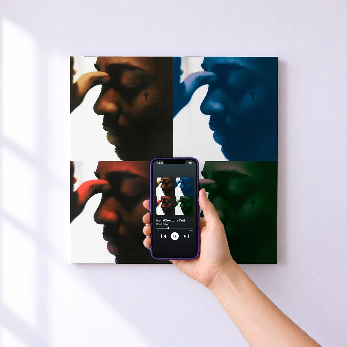 Affiche connectée Icon (Director's Cut) de Brent Faiyaz au mur : l'album se lance en approchant le téléphone