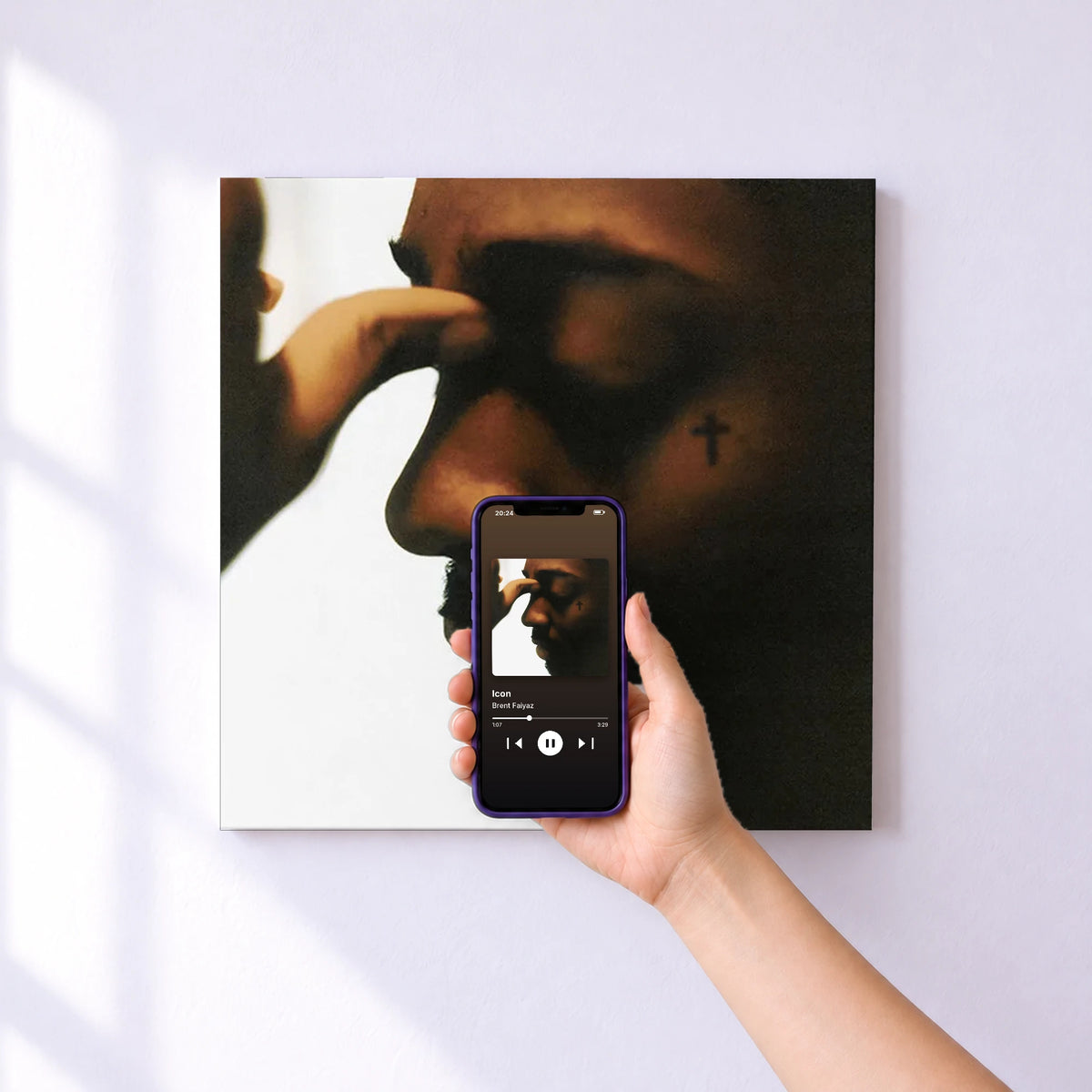 Affiche connectée Icon de Brent Faiyaz au mur : l'album se lance en approchant le téléphone