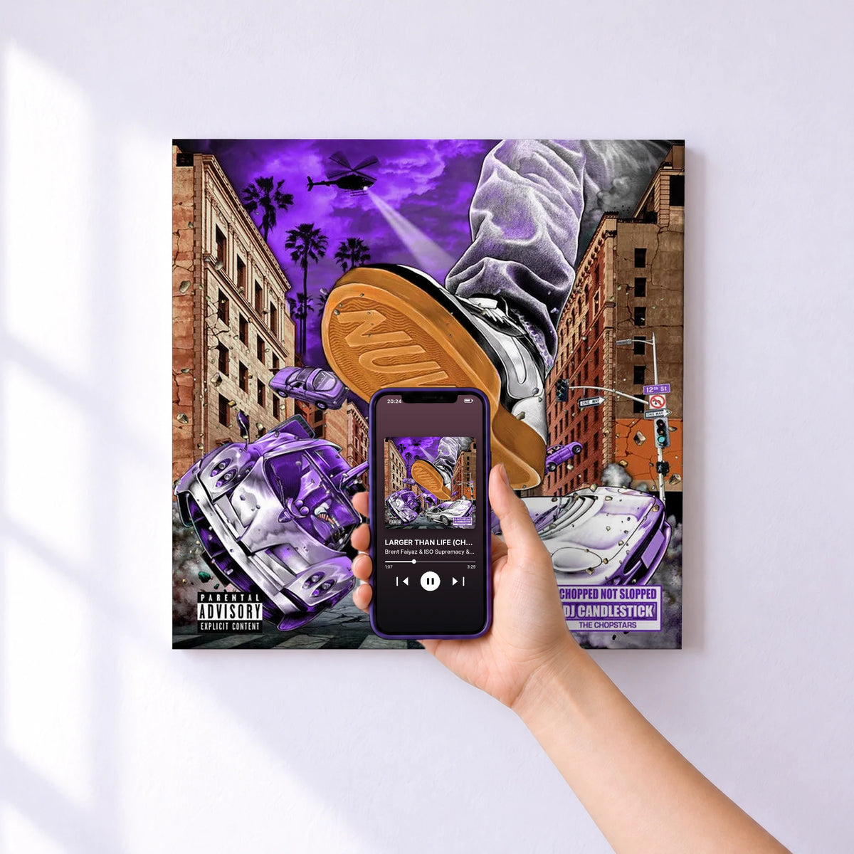 Affiche connectée LARGER THAN LIFE (CHOPPED NOT SLOPPED) de Brent Faiyaz & ISO Supremacy & DJ Candlestick au mur : l'album se lance en approchant le téléphone