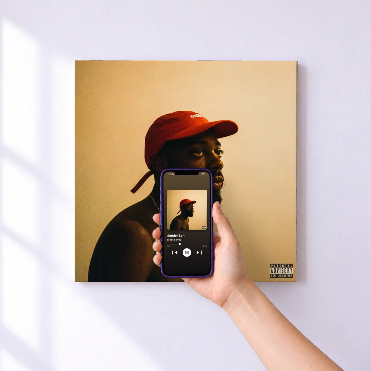 Affiche connectée Sonder Son de Brent Faiyaz au mur : l'album se lance en approchant le téléphone