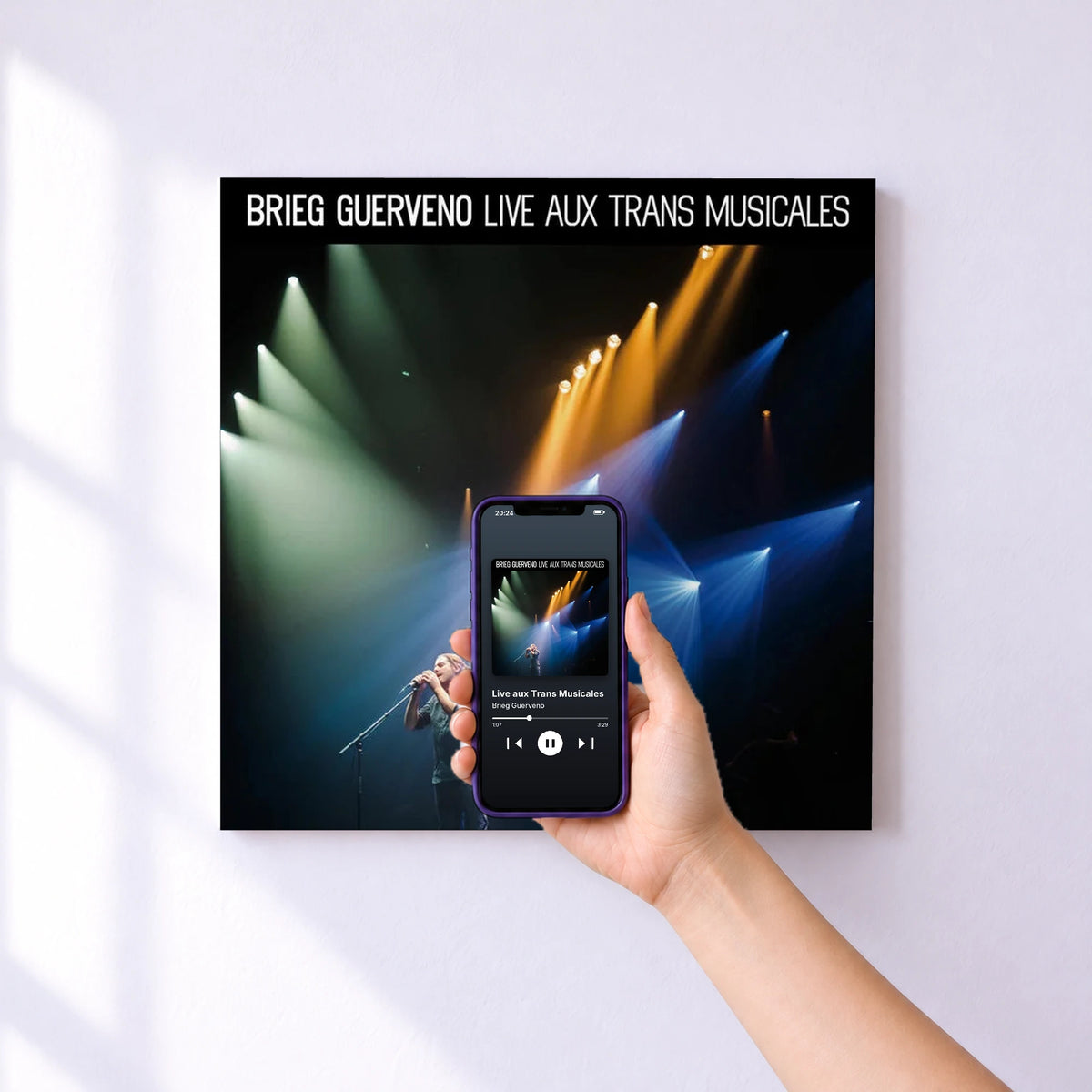 Affiche connectée Live aux Trans Musicales de Brieg Guerveno au mur : l'album se lance en approchant le téléphone