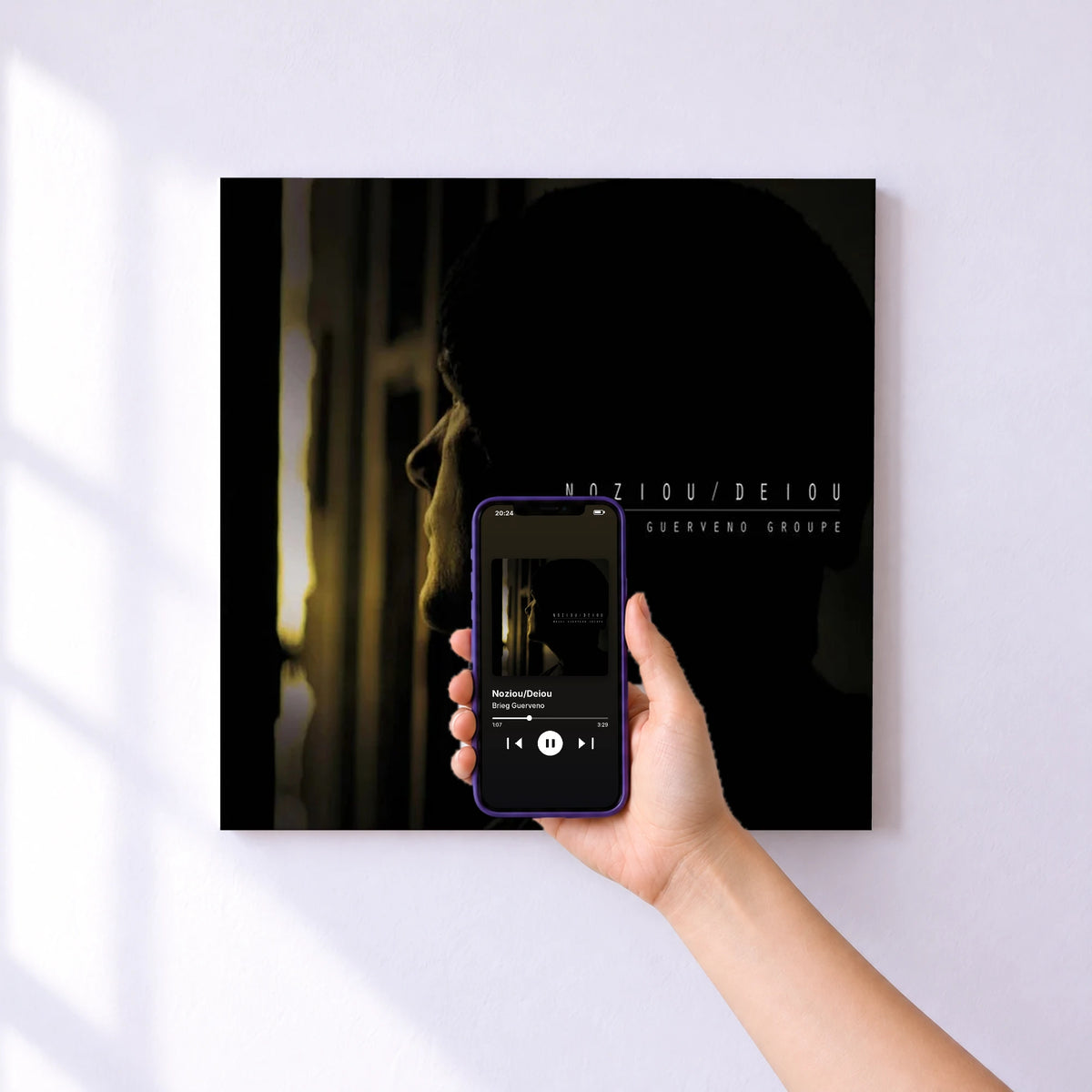 Affiche connectée Noziou/Deiou de Brieg Guerveno au mur : l'album se lance en approchant le téléphone