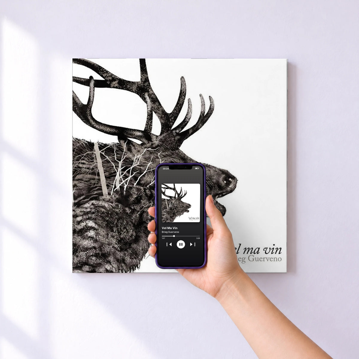 Affiche connectée Vel Ma Vin de Brieg Guerveno au mur : l'album se lance en approchant le téléphone
