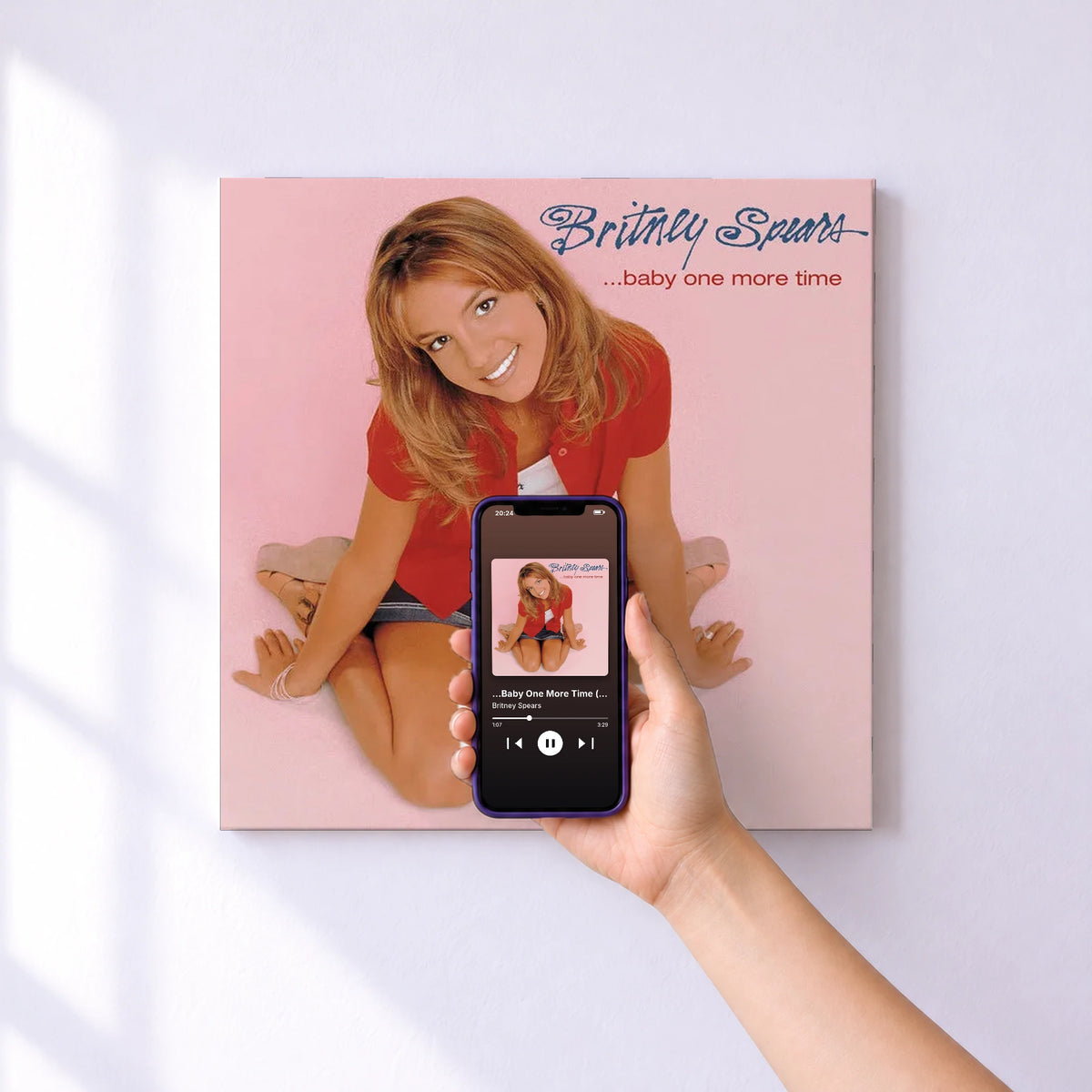 Affiche connectée ...Baby One More Time (Digital Deluxe Version) de Britney Spears au mur : l'album se lance en approchant le téléphone