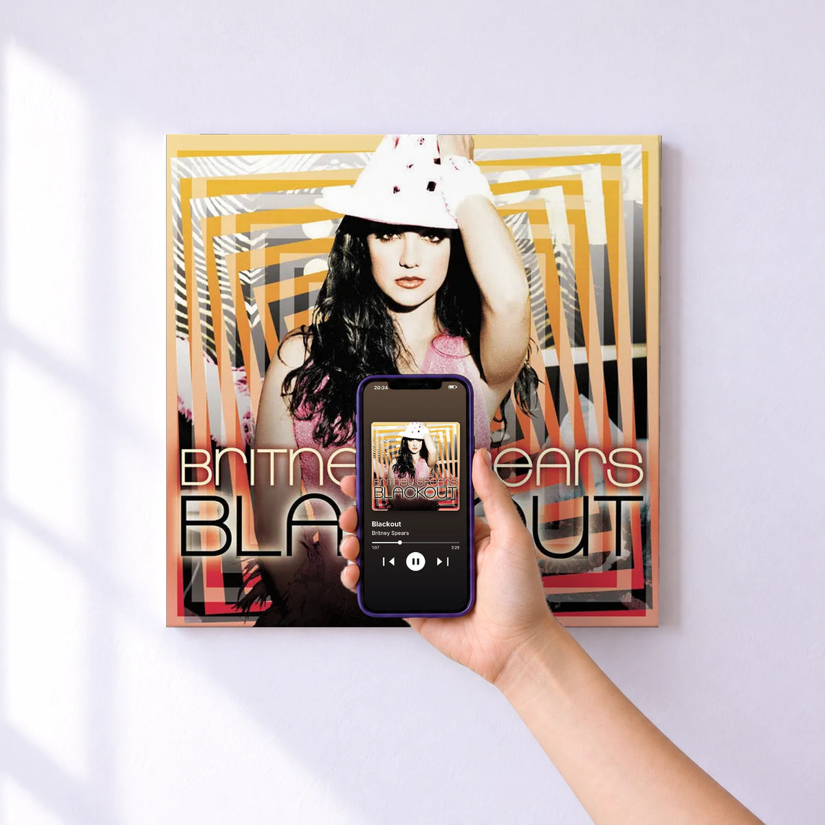 Affiche connectée Blackout de Britney Spears au mur : l'album se lance en approchant le téléphone
