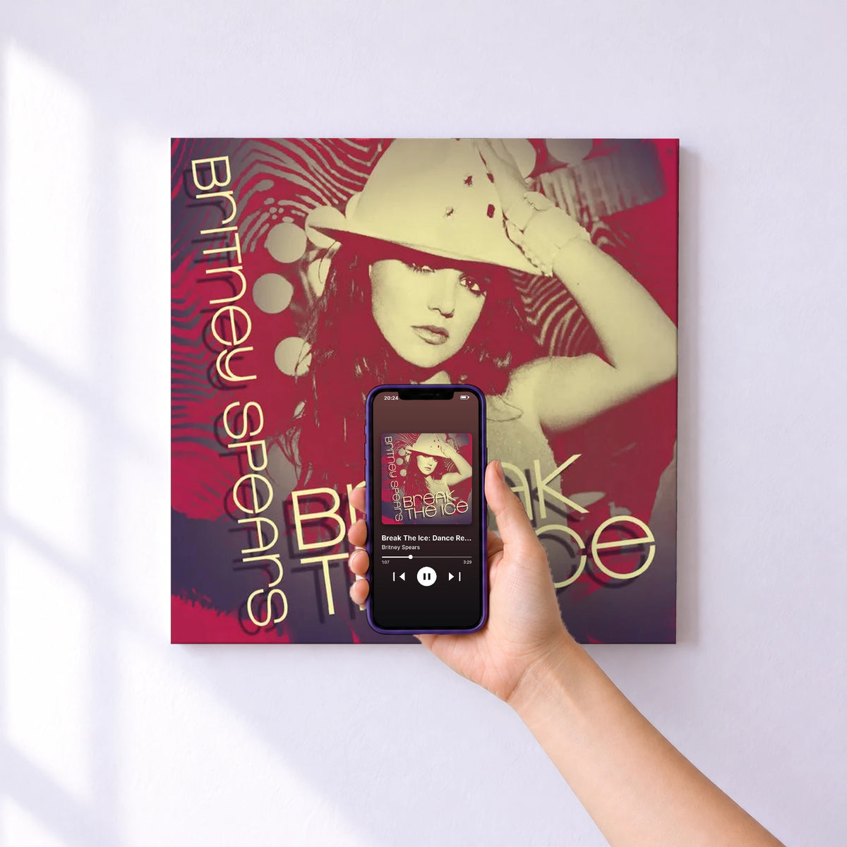 Affiche connectée Break The Ice: Dance Remixes de Britney Spears au mur : l'album se lance en approchant le téléphone