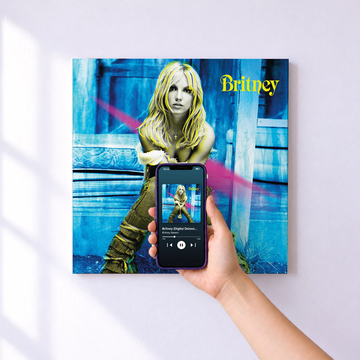 Affiche connectée Britney (Digital Deluxe Version) de Britney Spears au mur : l'album se lance en approchant le téléphone