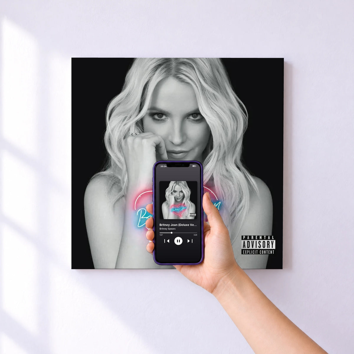 Affiche connectée Britney Jean (Deluxe Version) de Britney Spears au mur : l'album se lance en approchant le téléphone