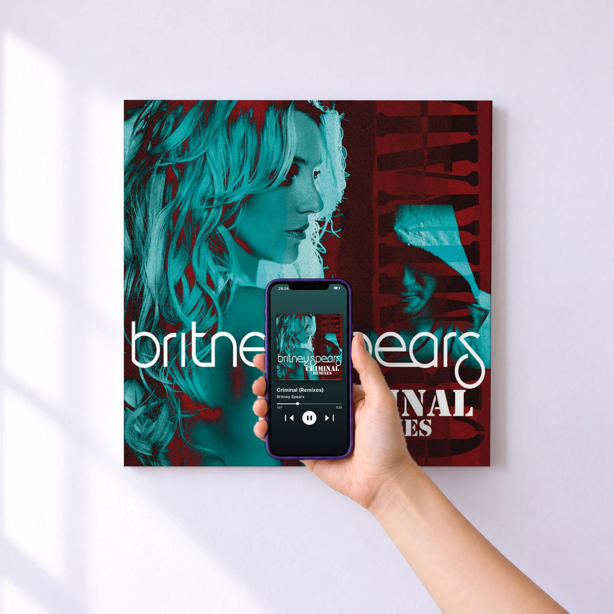 Affiche connectée Criminal (Remixes) de Britney Spears au mur : l'album se lance en approchant le téléphone