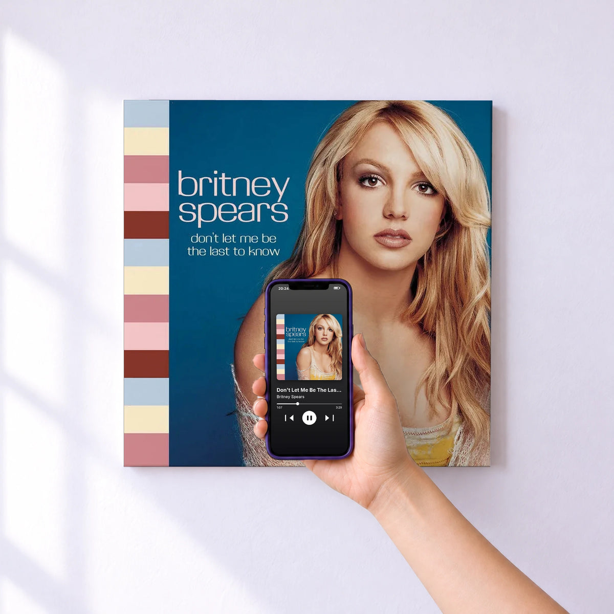 Affiche connectée Don't Let Me Be The Last To Know de Britney Spears au mur : l'album se lance en approchant le téléphone