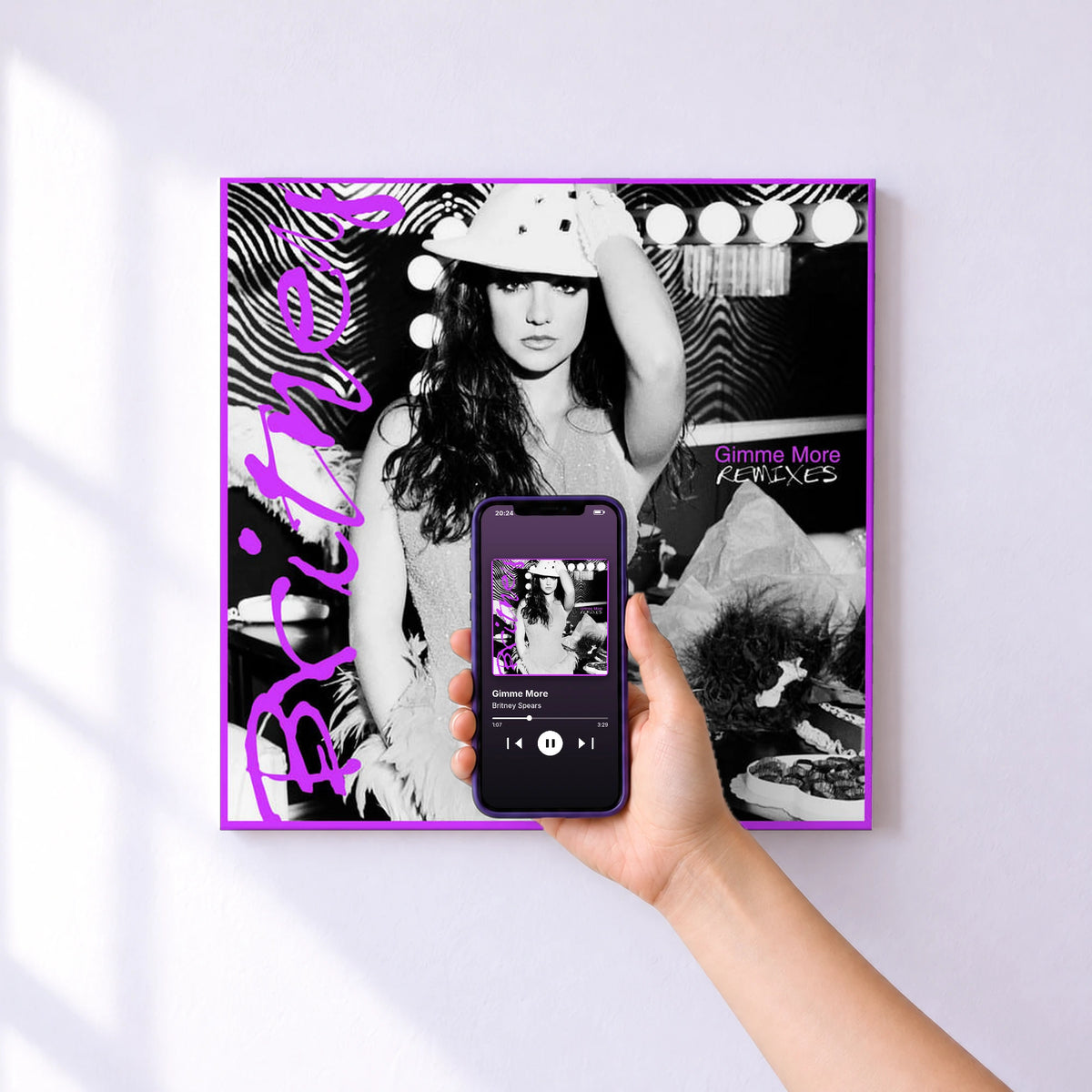 Affiche connectée Gimme More de Britney Spears au mur : l'album se lance en approchant le téléphone