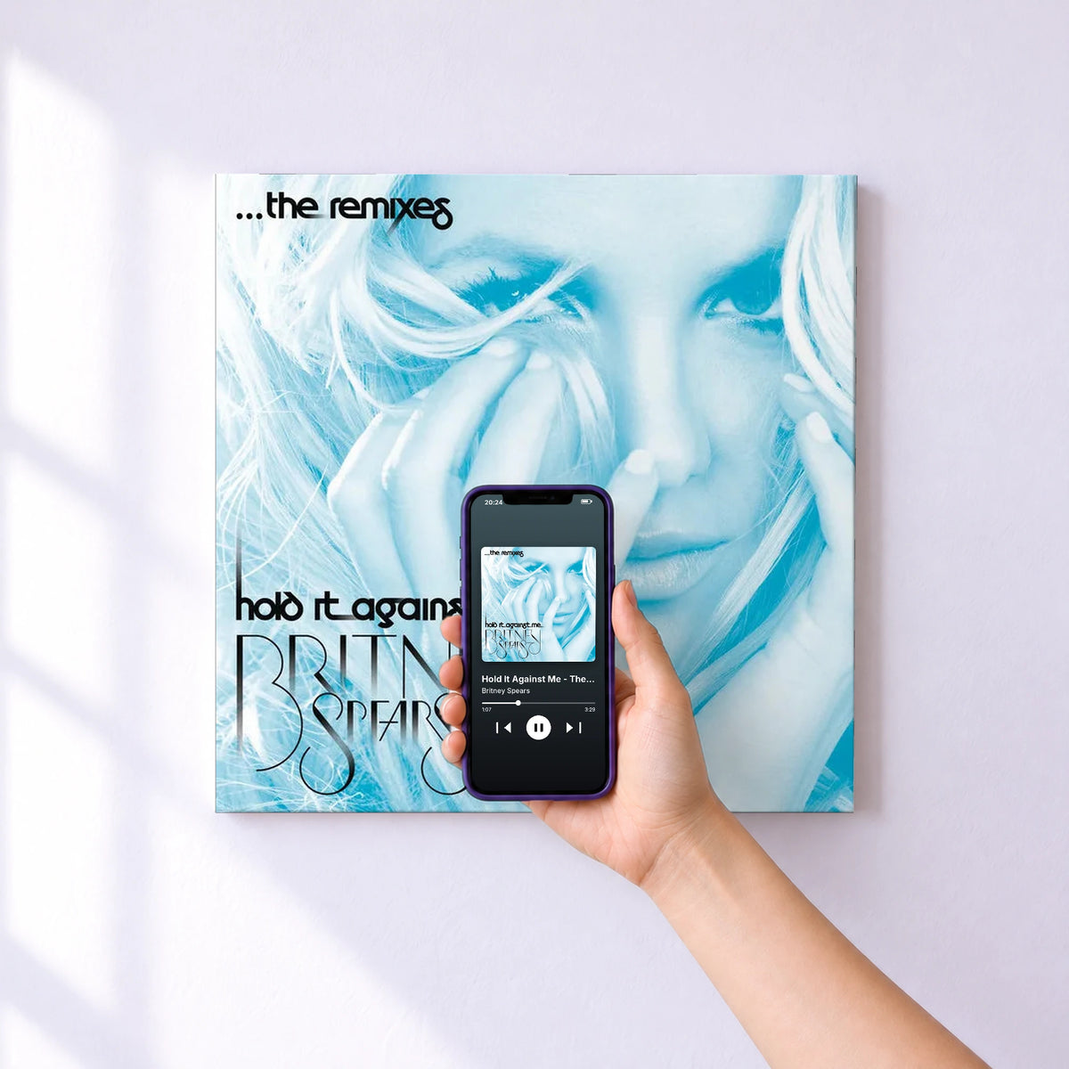 Affiche connectée Hold It Against Me - The Remixes de Britney Spears au mur : l'album se lance en approchant le téléphone