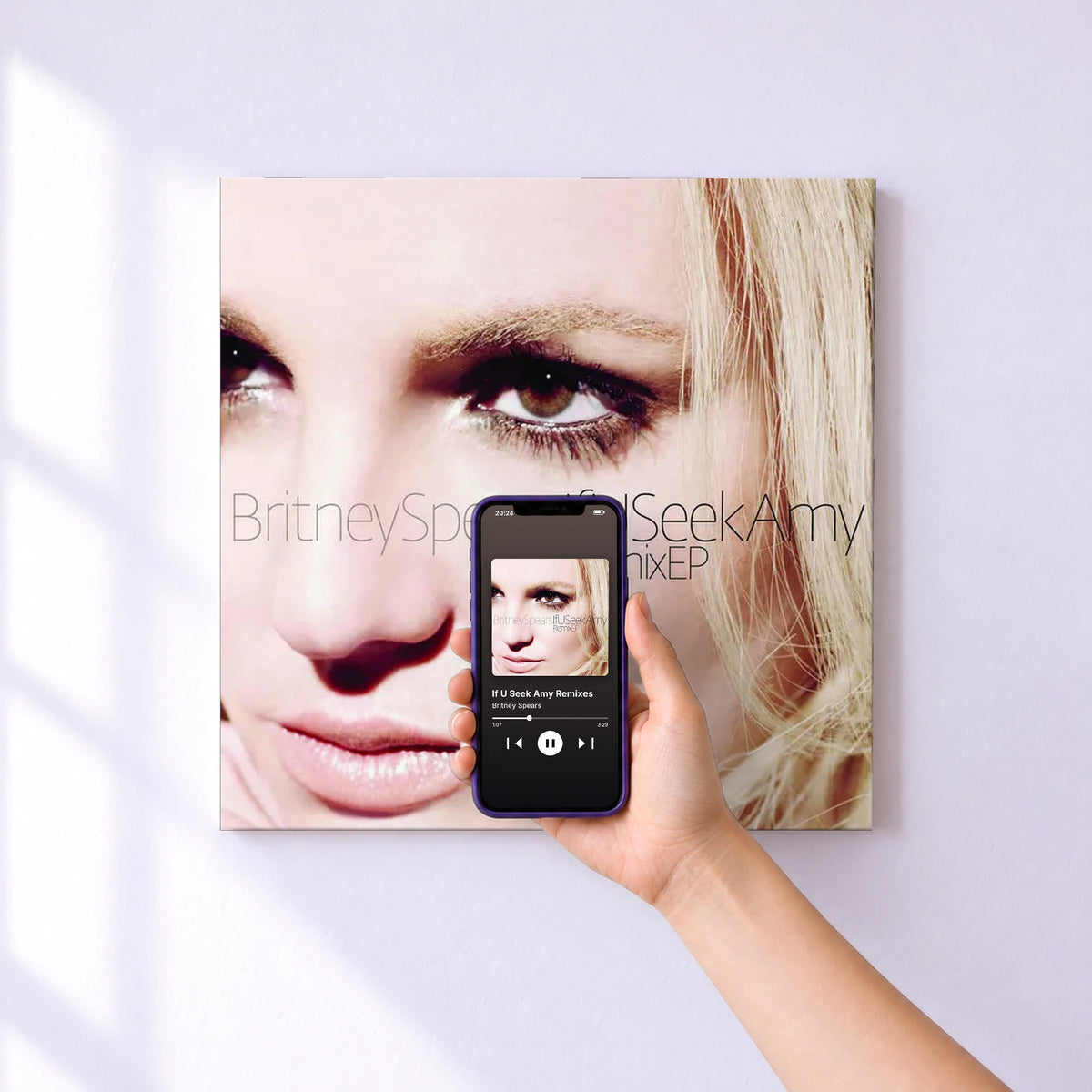 Affiche connectée If U Seek Amy Remixes de Britney Spears au mur : l'album se lance en approchant le téléphone