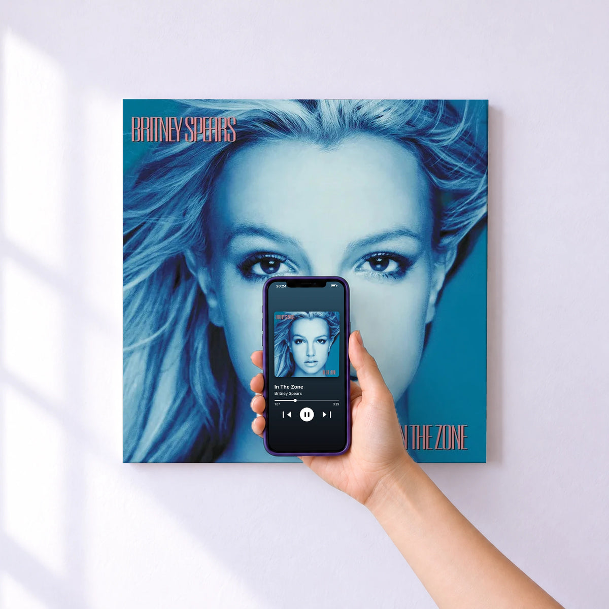 Affiche connectée In The Zone de Britney Spears au mur : l'album se lance en approchant le téléphone