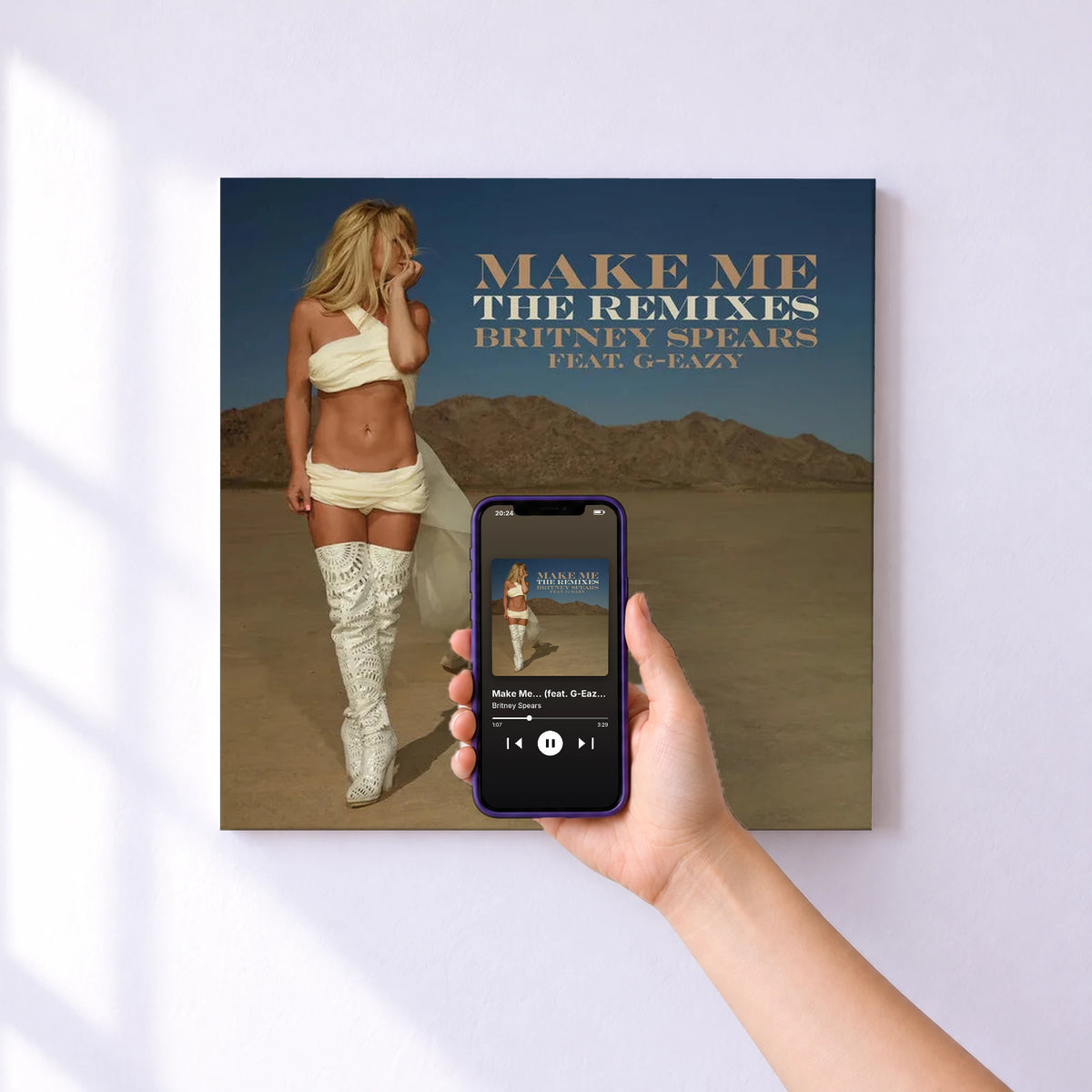 Affiche connectée Make Me... (feat. G-Eazy) [The Remixes] (feat. G-Eazy) de Britney Spears au mur : l'album se lance en approchant le téléphone