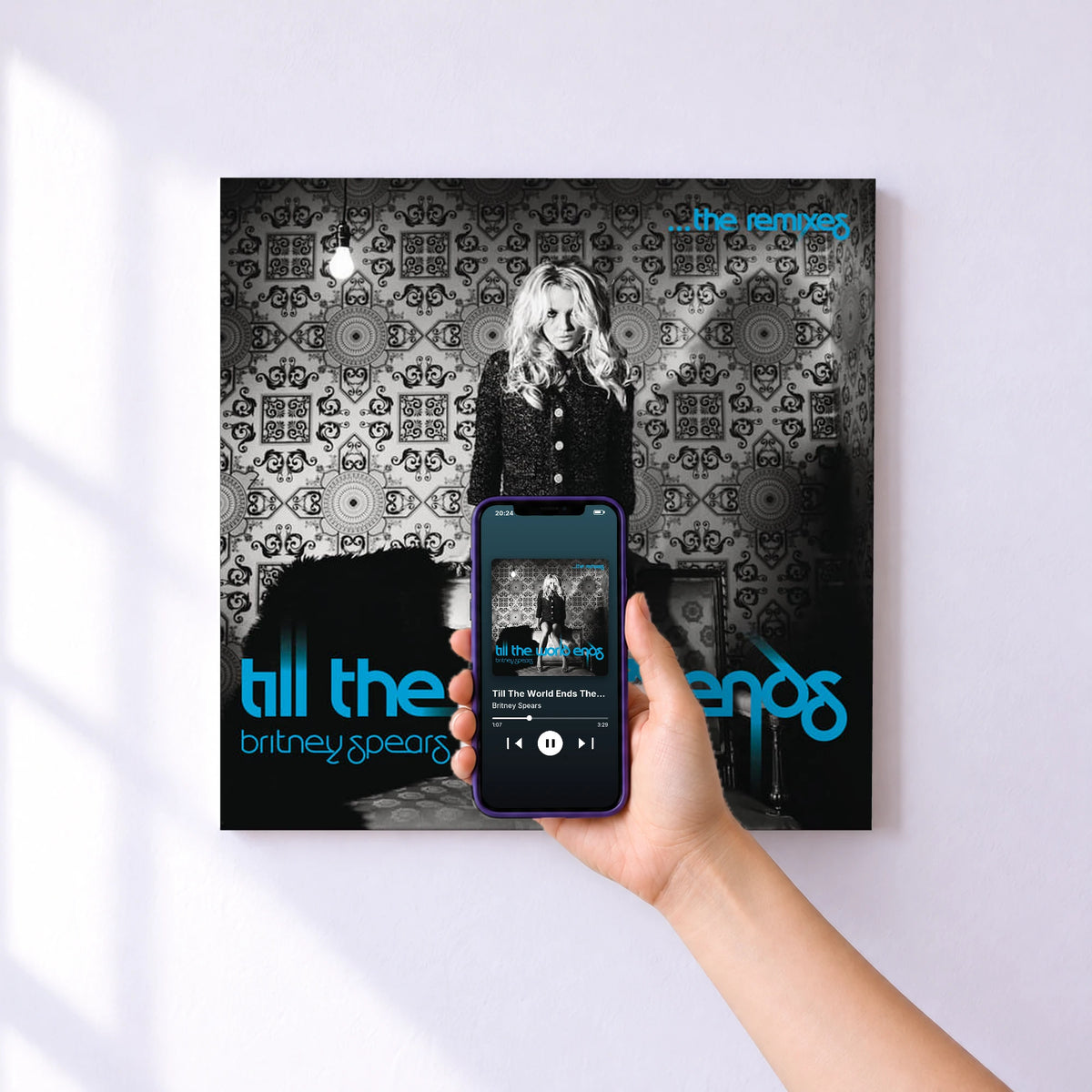 Affiche connectée Till The World Ends The Remixes de Britney Spears au mur : l'album se lance en approchant le téléphone