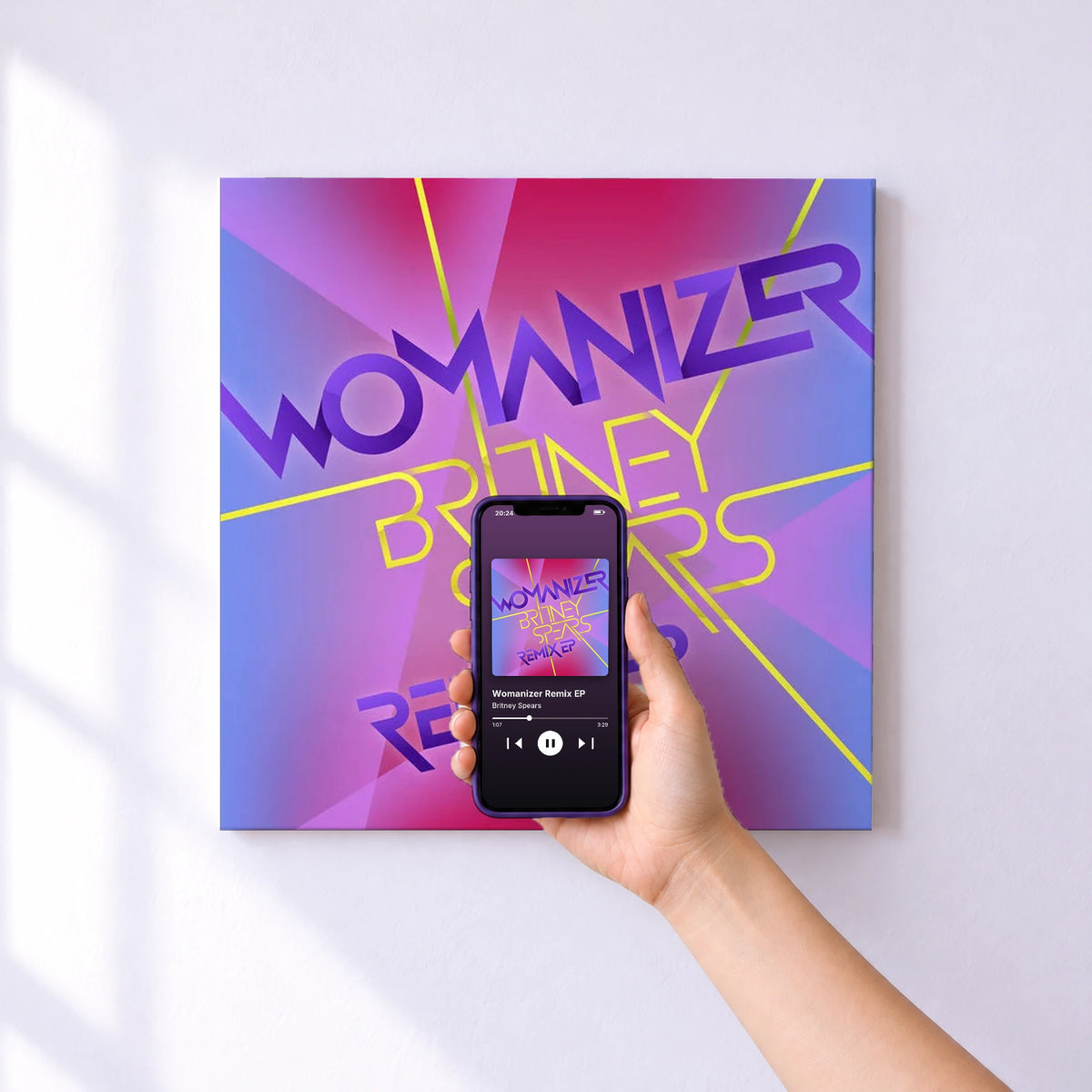 Affiche connectée Womanizer Remix EP de Britney Spears au mur : l'album se lance en approchant le téléphone