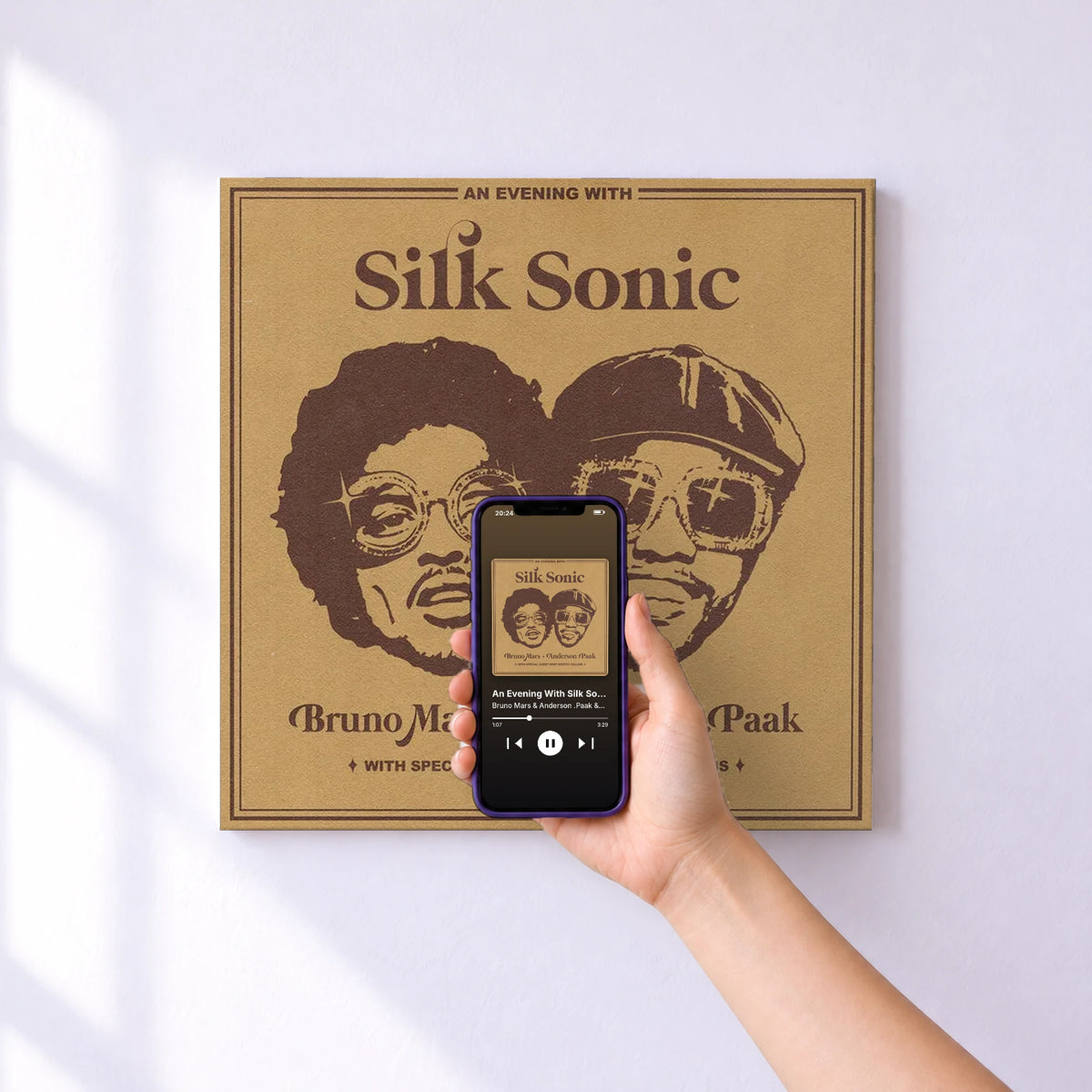 Affiche connectée An Evening With Silk Sonic de Bruno Mars & Anderson .Paak & Silk Sonic au mur : l'album se lance en approchant le téléphone