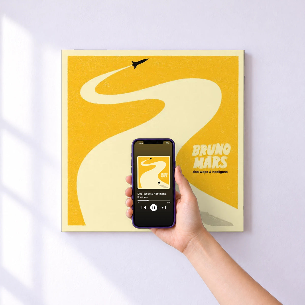 Affiche connectée Doo-Wops & Hooligans de Bruno Mars au mur : l'album se lance en approchant le téléphone