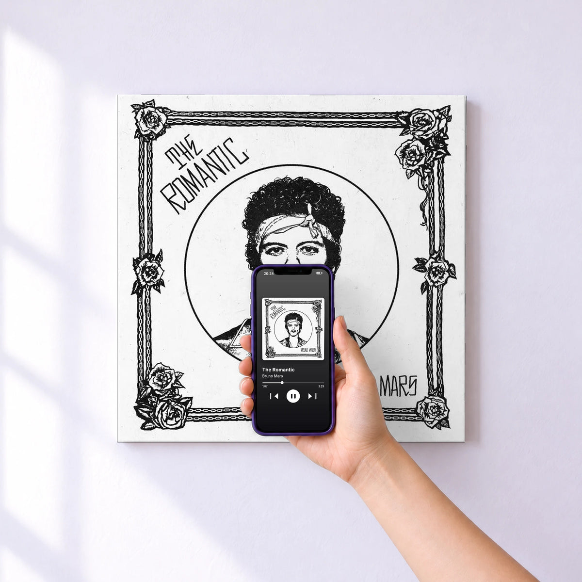 Affiche connectée The Romantic de Bruno Mars au mur : l'album se lance en approchant le téléphone